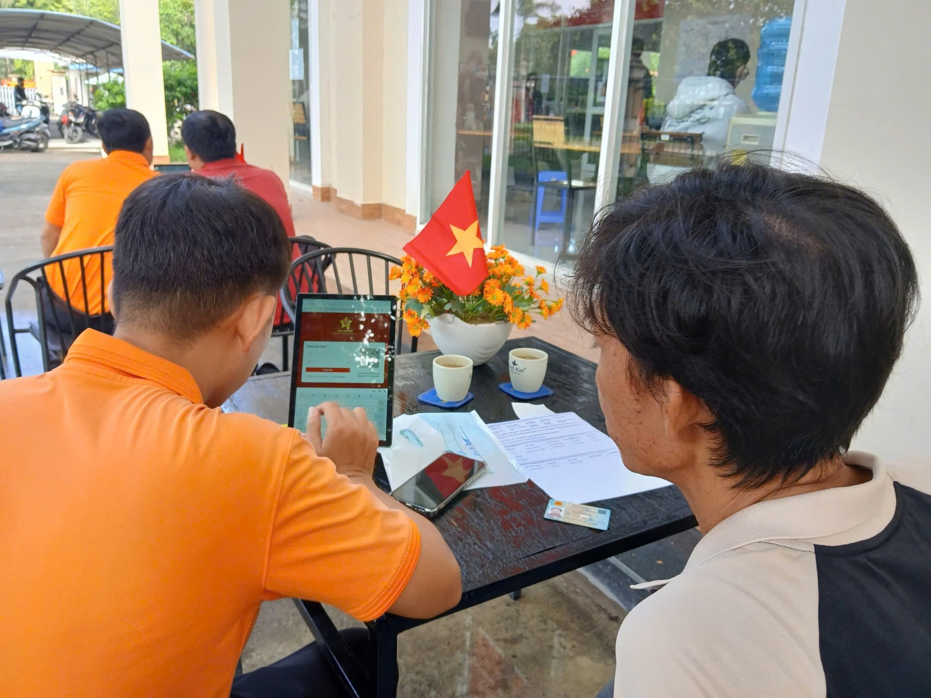 Rất nhiều người dân được cán bộ xã hướng dẫn ộp hồ sơ trực tuyến