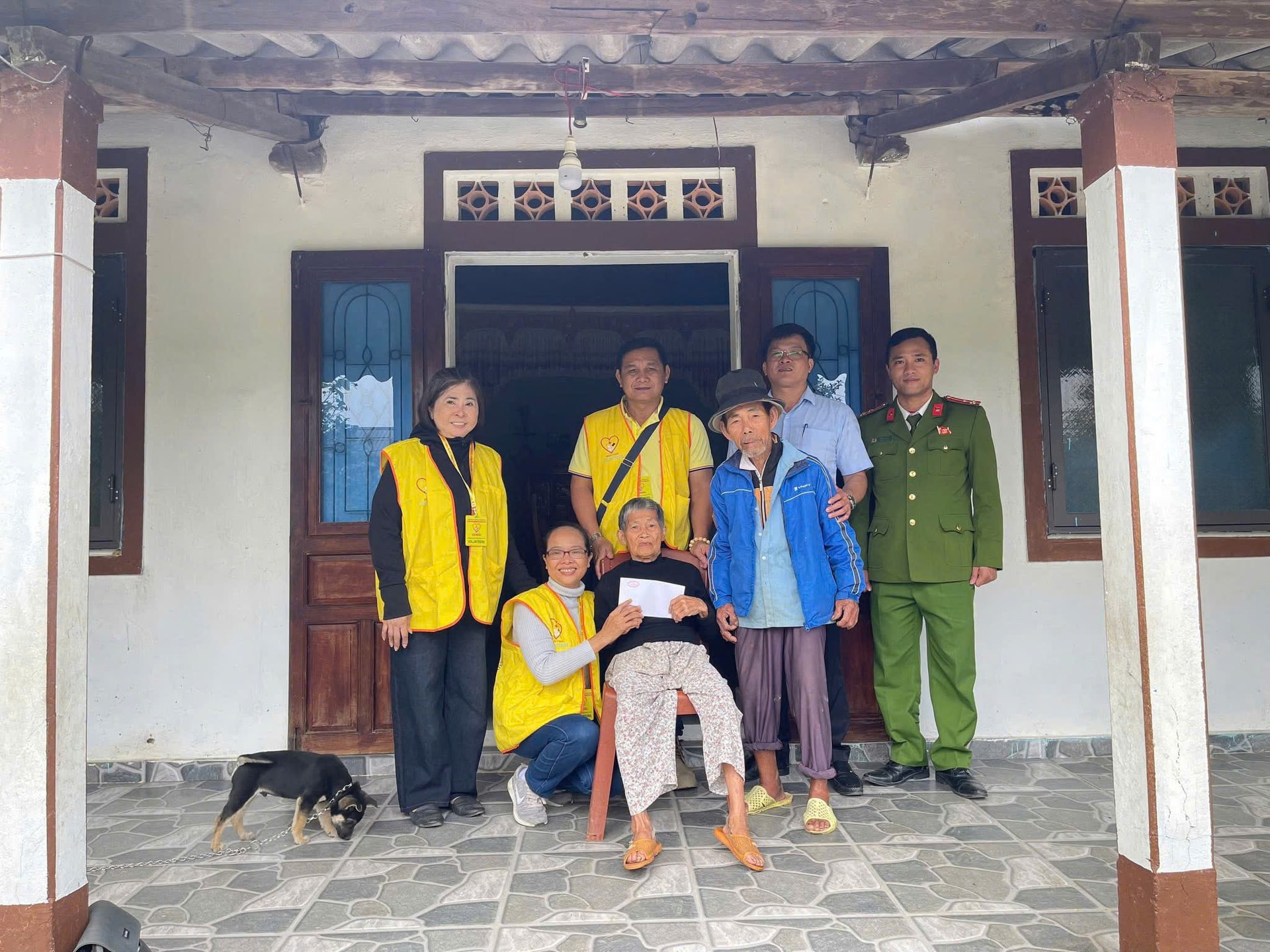 Đoàn trao bao thư 1 triệu dồng cho hộ khó khăn.