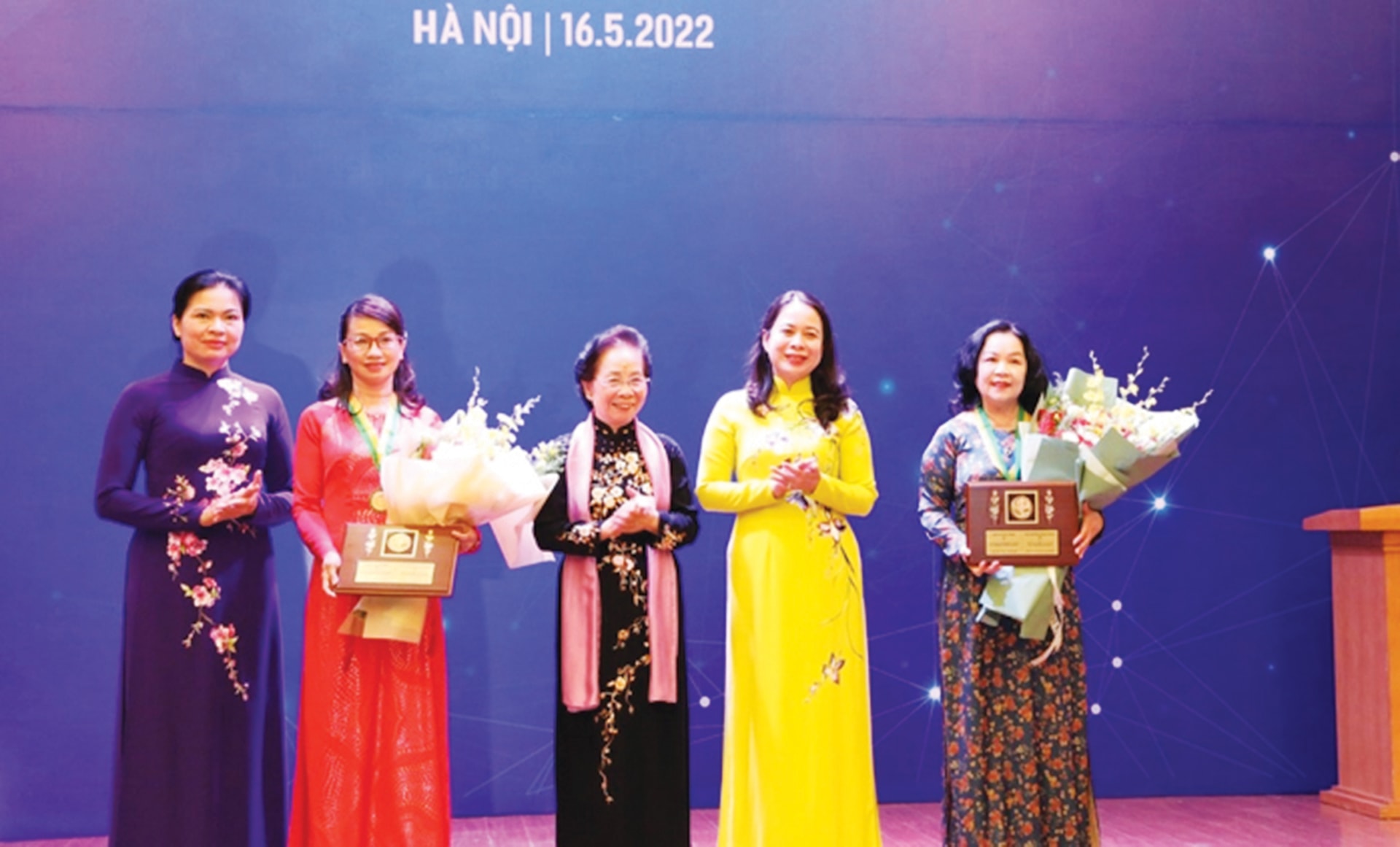 GS-TS Nguyễn Thị Thanh Mai (thứ hai từ trái qua) nhận Giải thưởng Kovalevskaia