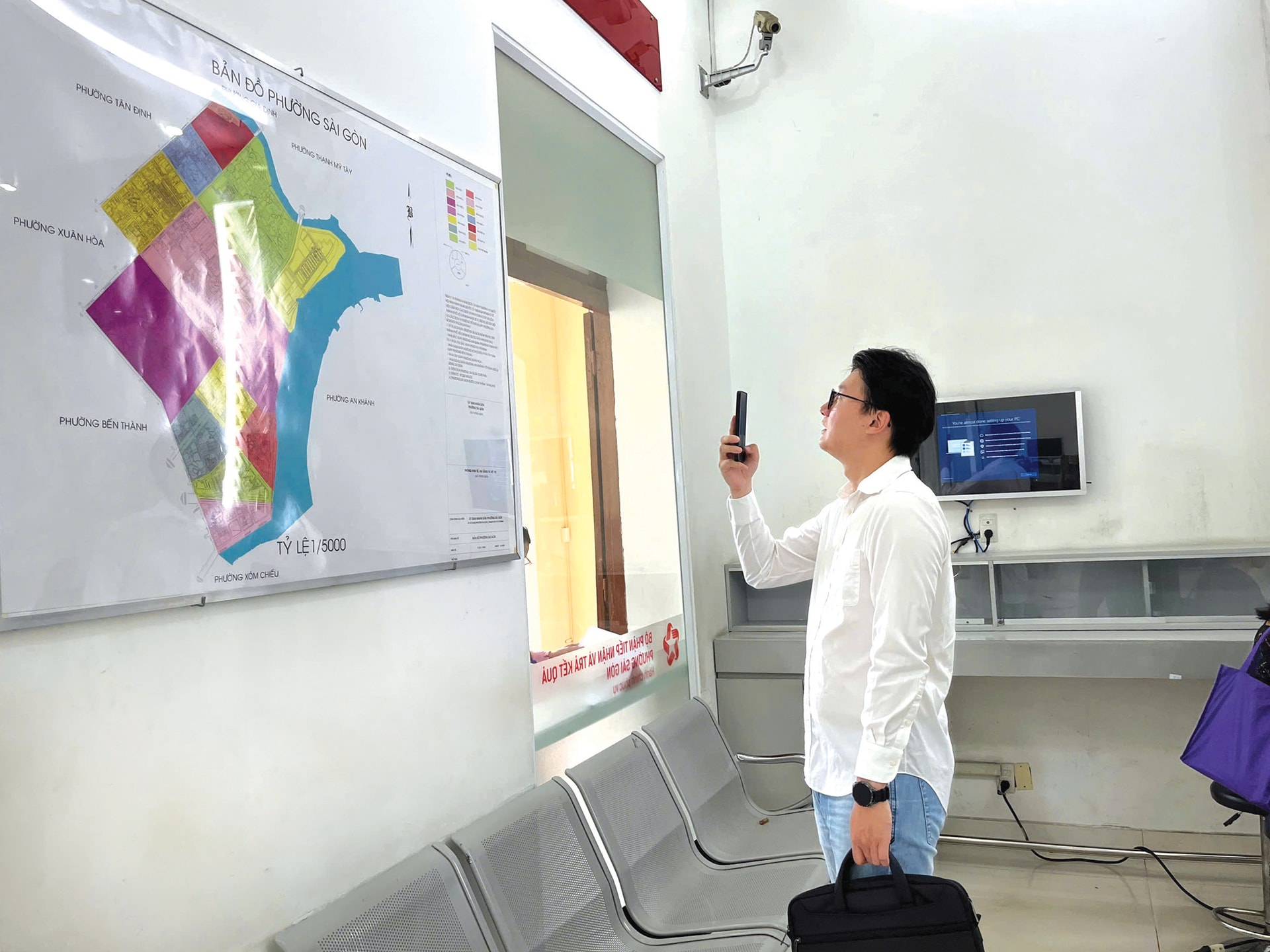 T15 Người dân xem bản đồ hành chính phường