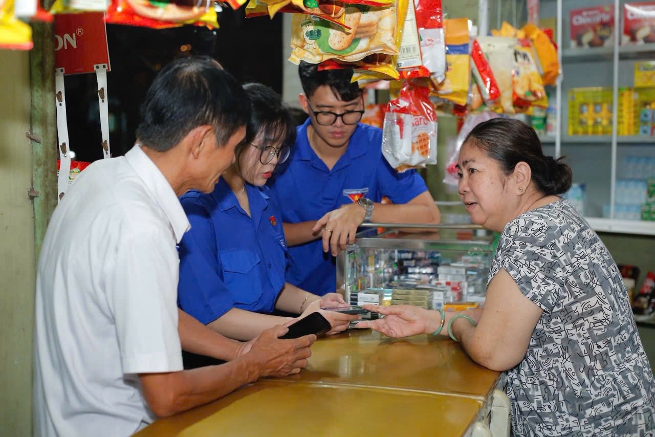 , đoàn viên, thanh niên và tình nguyện viên đến từng hộ gia đình hỗ trợ người dân cài đặt và sử dụng các ứng dụng số thiết yếu như công dân số TP.HCM, VNeID
