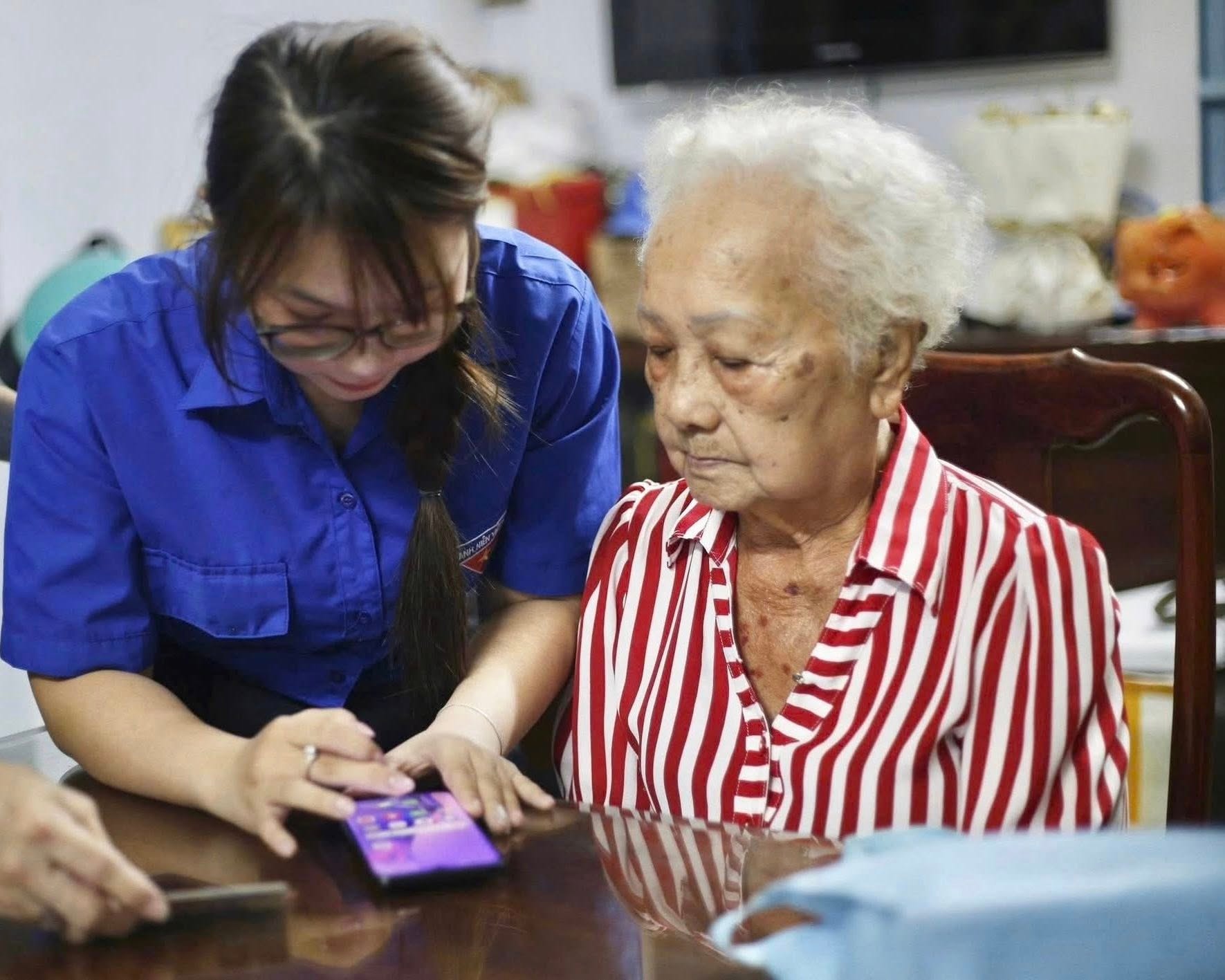 Với phương châm “dễ hiểu – dễ nhớ – dễ làm”, các tình nguyện viên kiên nhẫn hướng dẫn từng thao tác cụ thể... 