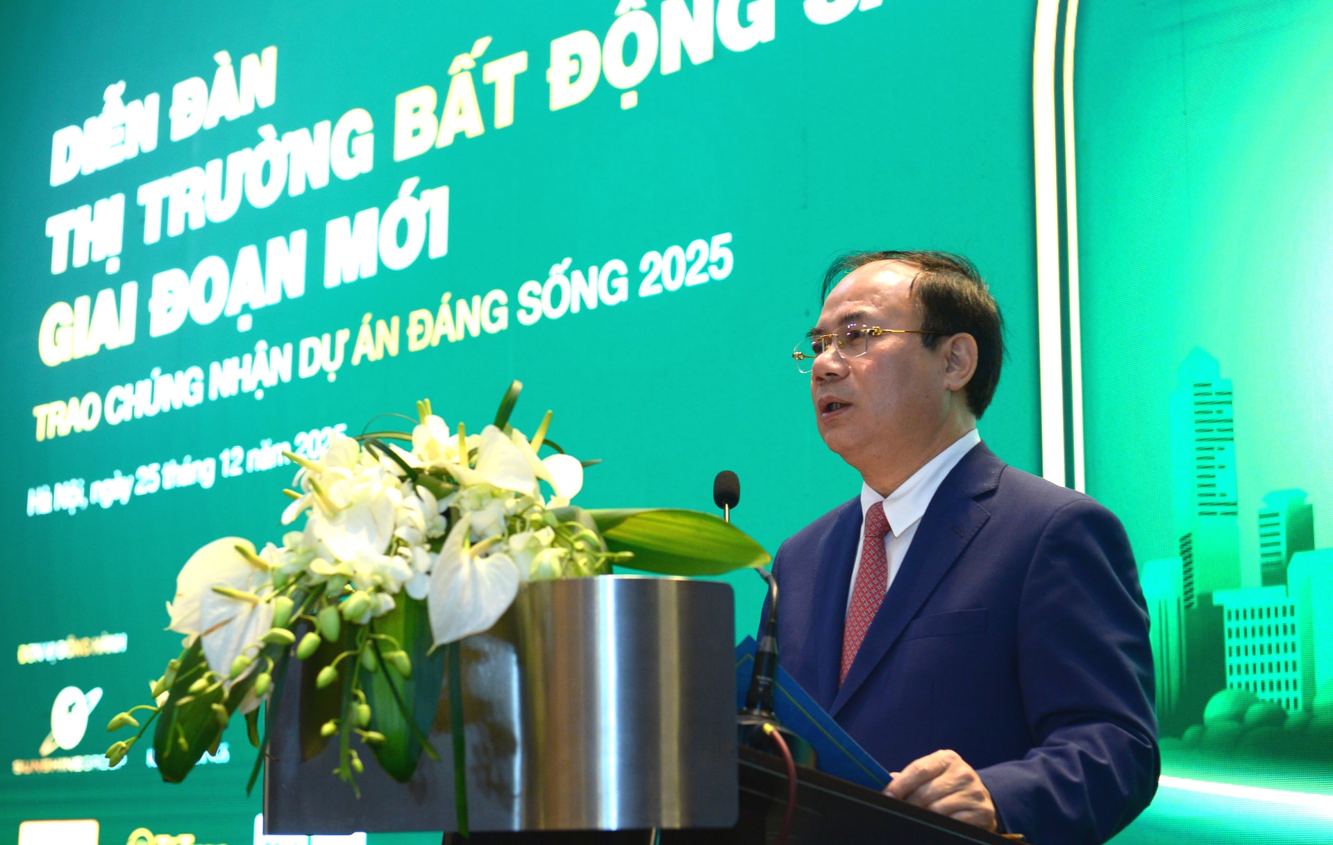 Thứ trưởng Bộ Xây dựng Nguyễn Văn Sinh phát biểu tại Diễn đàn “Thị trường bất động sản giai đoạn mới – Trao chứng nhận Dự án Đáng sống 2025” . Ảnh: DĐDN.