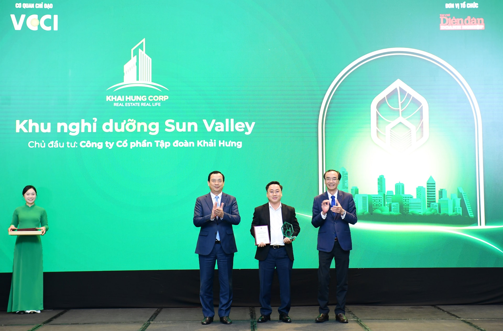 Ảnh 6_Cục trưởng Cục Du lịch Quốc gia Việt Nam Nguyễn Trùng Khánh và Nhà báo Nguyễn Linh Anh – Tổng Biên tập Tạp c