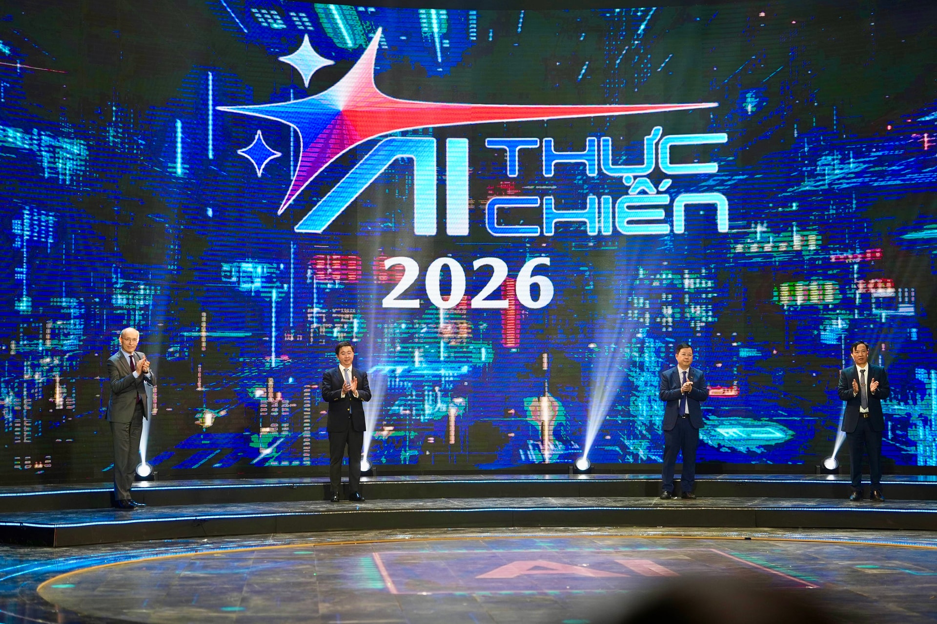 Ảnh 2_Techcombank cùng đại diện Ban tổ chức chính thức phát động mùa 2 ‘A.I thực chiến’