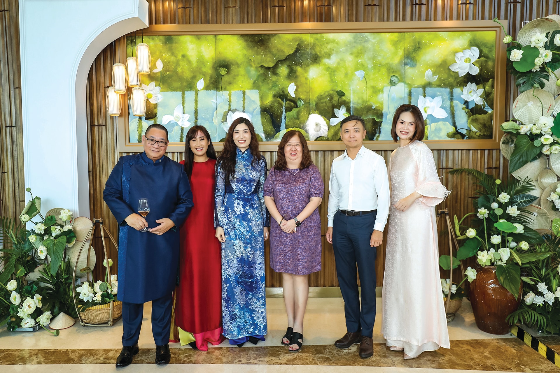 NTK Anna Hạnh Lê (thứ ba từ trái qua) tại một sự kiện