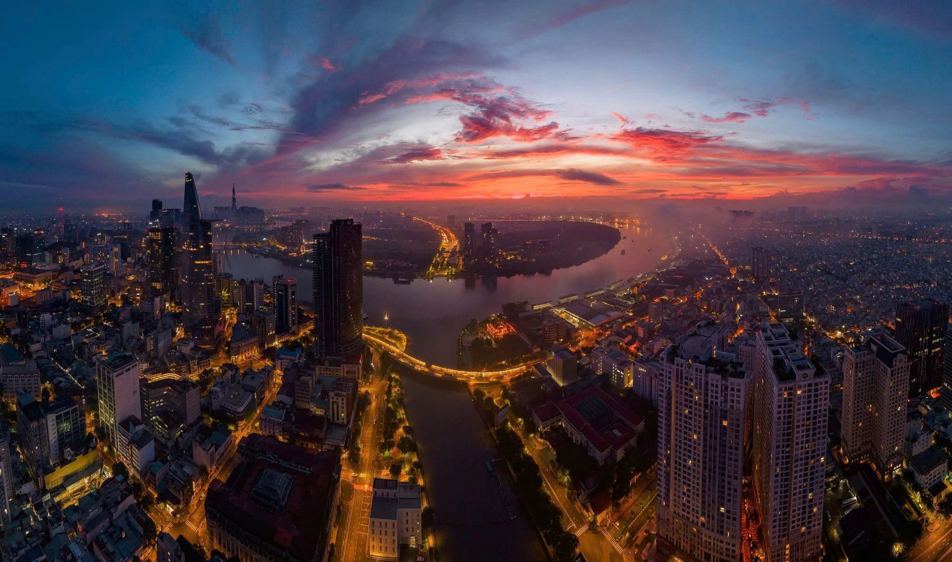 Khoảnh khắc giao thoa giữa đêm và ngày – dịu dàng hiếm có của đô thị.