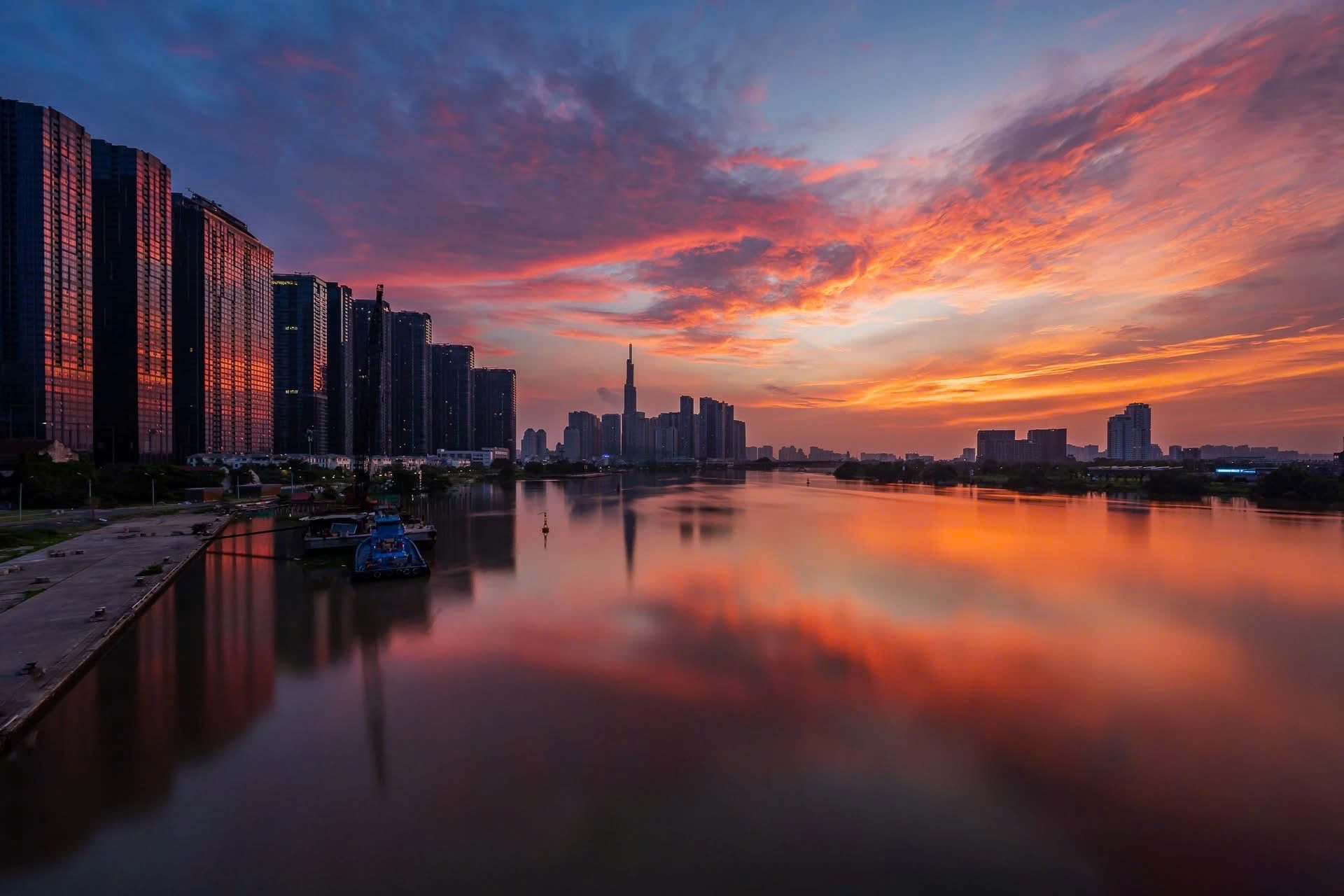 Khi sắc đỏ chuyển dần sang vàng, TP.HCM bắt đầu một ngày mới.