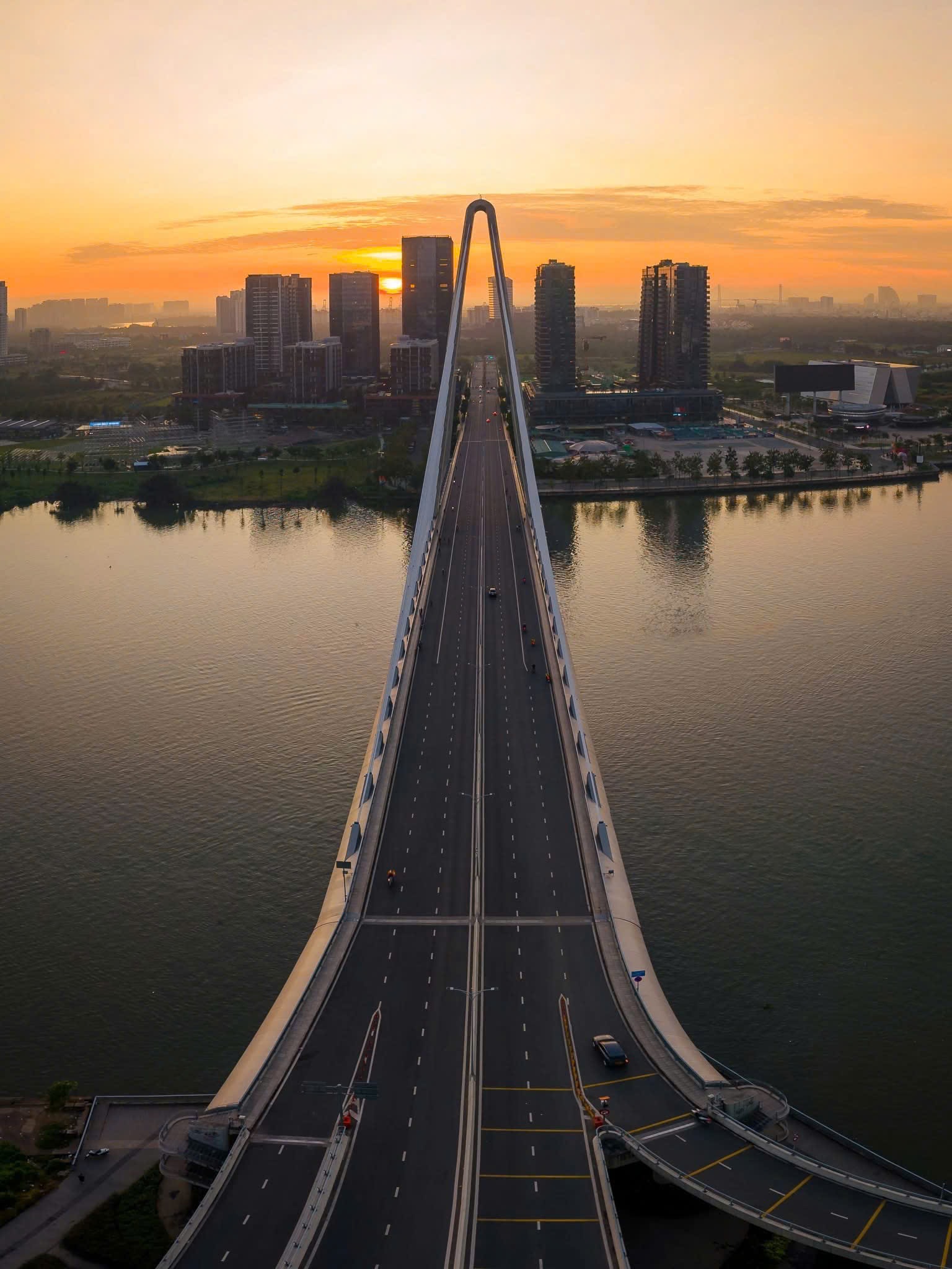 Sáng sớm, dòng xe còn thưa thớt, nhưng chỉ trong tích tắc, dòng chảy sẽ vận hành không ngừng.