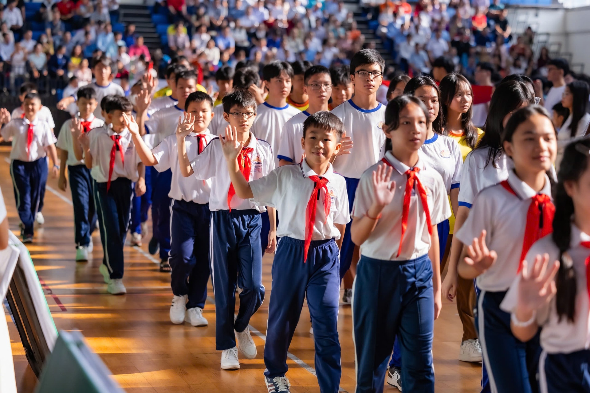 Các em học sinh đại diện các cụm chuyên môn tham gia Lễ khai mạc Hội thi Thể dục thể thao học sinh Thành phố Hồ Chí Minh