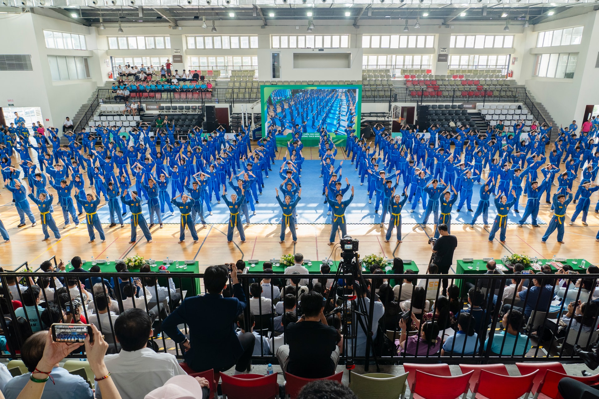 Chương trình đồng diễn Vovinam của 200 em học sinh trường THCS Bàn Cờ và đại diện các vận động viên thuộc Liên đoàn Vovinam Thành phố Hồ Chí Minh (1)