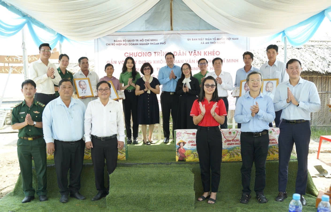 Tất cả đại biểu có mặt trong chương trình