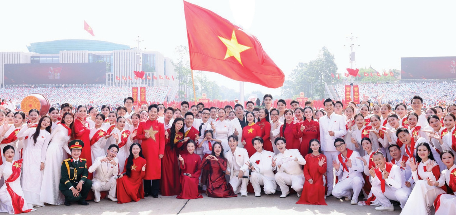 1.Đội ngũ nghệ sĩ tham gia trình diễn các ca khúc yêu nước tại Đại lễ 2-9