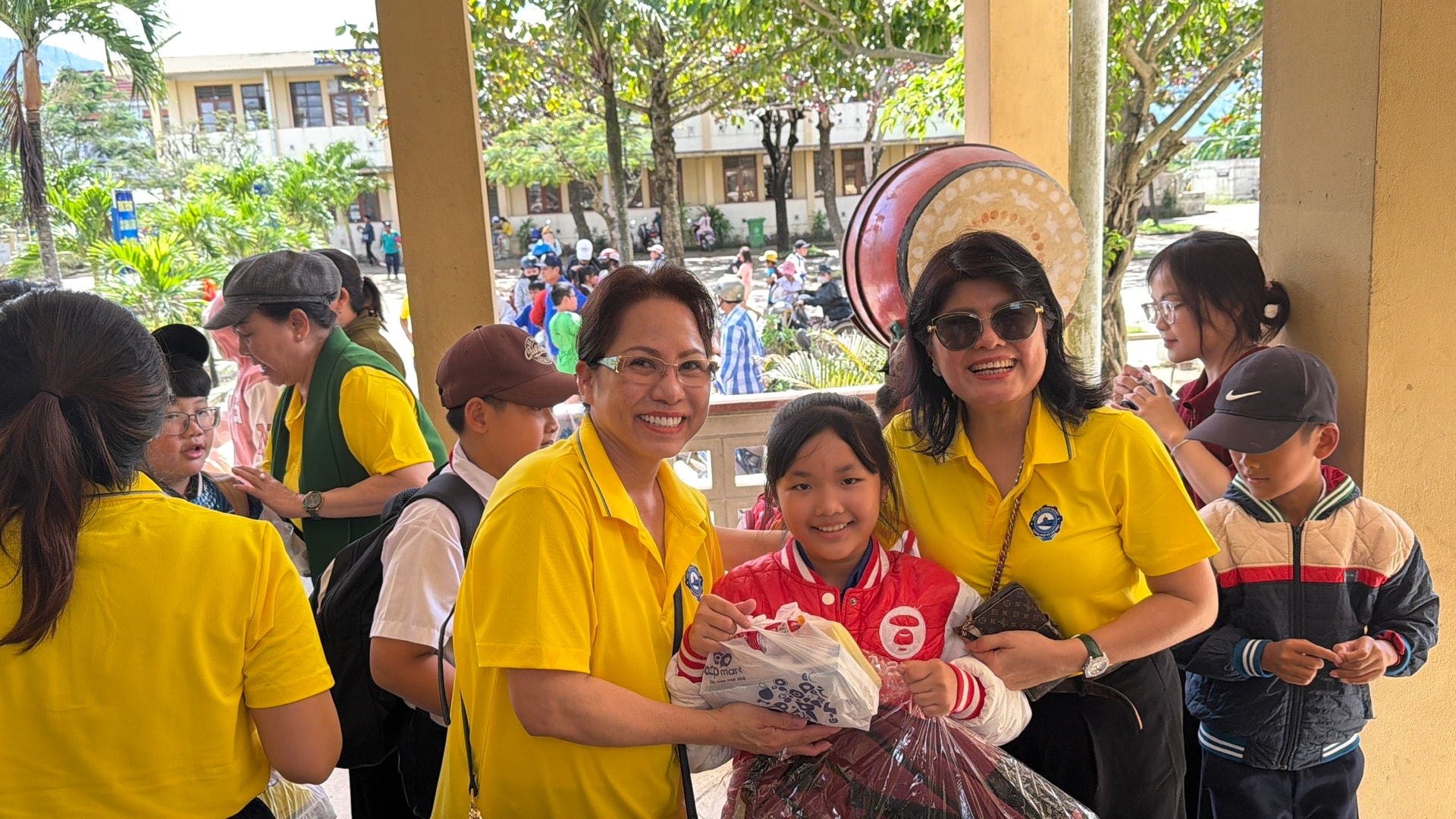 Bà Lã Thị Lan tặng quà cho các em học sinh thuộc các hộ bị ảnh hưởng bão lụt ở Phú Yên.