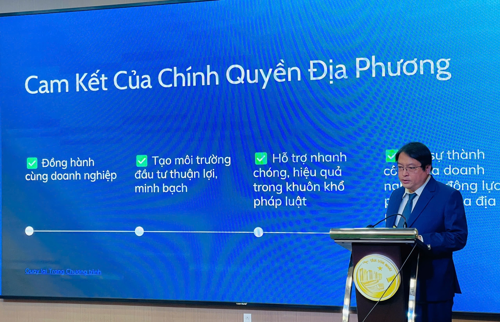 Chủ tịch UBND phường Tân Sơn Nhất Trần Văn Đủ đã chia sẻ tổng quan về tình hình kinh tế - xã hội, tiềm năng phát triển cũng như các lĩnh vực ưu tiên kêu gọi hợp tác đầu tư trên địa bàn phường.