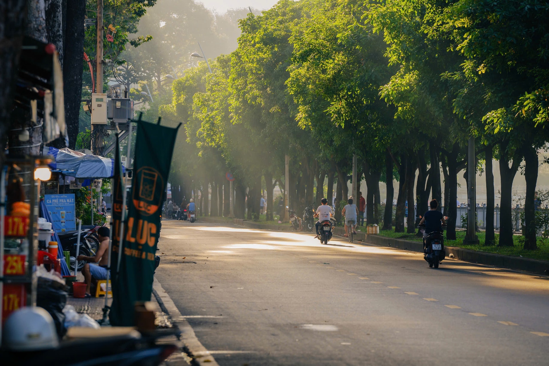 Vai trò điều hòa và bảo vệ môi trường: Hệ thống cây xanh dọc đường Trường Sa - Hoàng Sa đóng vai trò quan trọng trong việc lọc bụi, giảm tiếng ồn và điều hòa nhiệt độ cho các khu dân cư lân cận. Ngoài ra nó còn giữ đất và bảo vệ bờ: Bộ rễ của hàng cây góp phần quan trọng trong việc giữ đất, chống sạt lở cho bờ kênh Nhiêu Lộc - Thị Nghè sau khi được chỉnh trang. 14:18 /-strong /-heart :> :o :-( Ảnh Nguyễn Đạt.