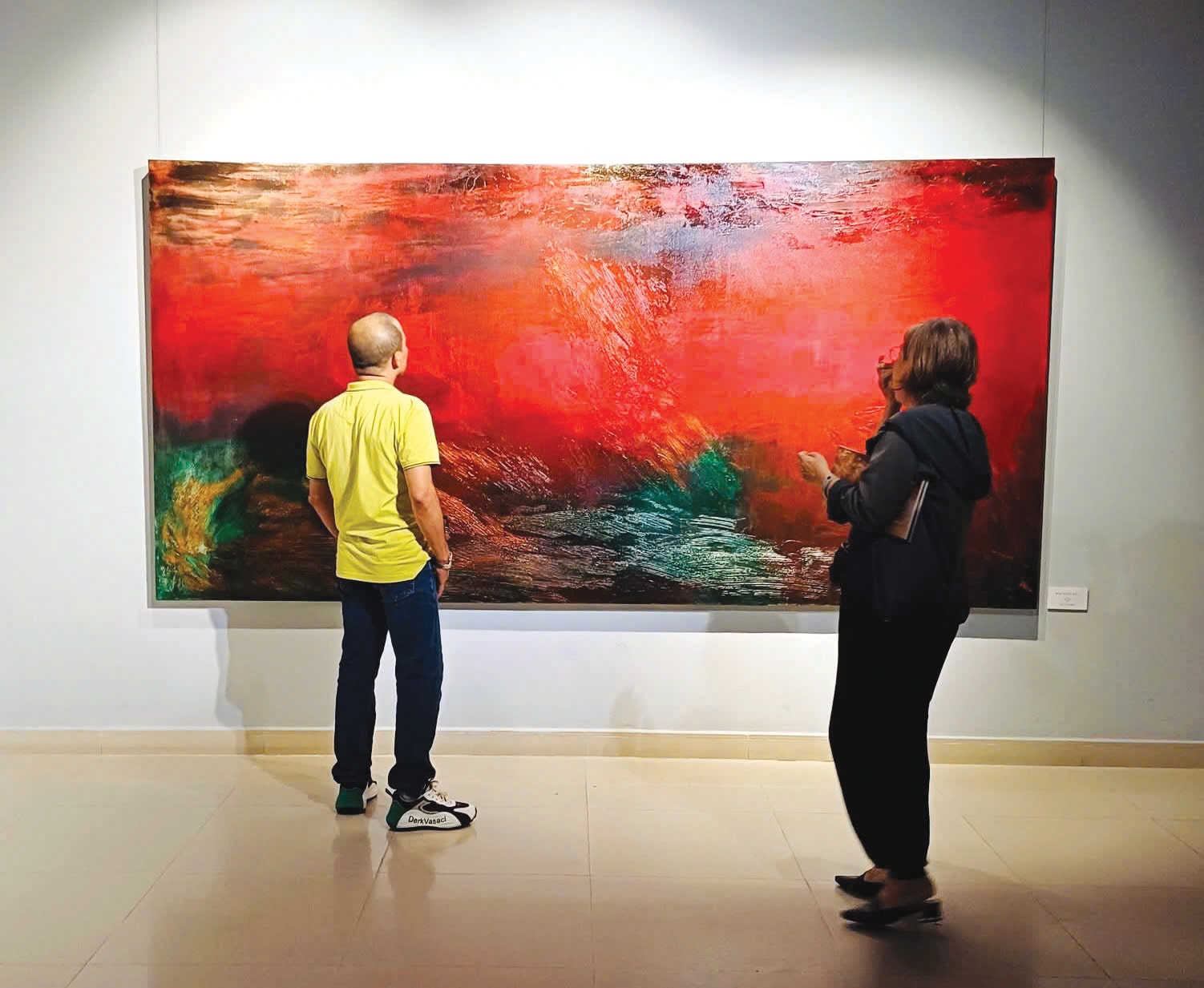 Khách xem tác phẩm của hoạ sĩ Ca Lê Thắng trong triển lãm cá nhân