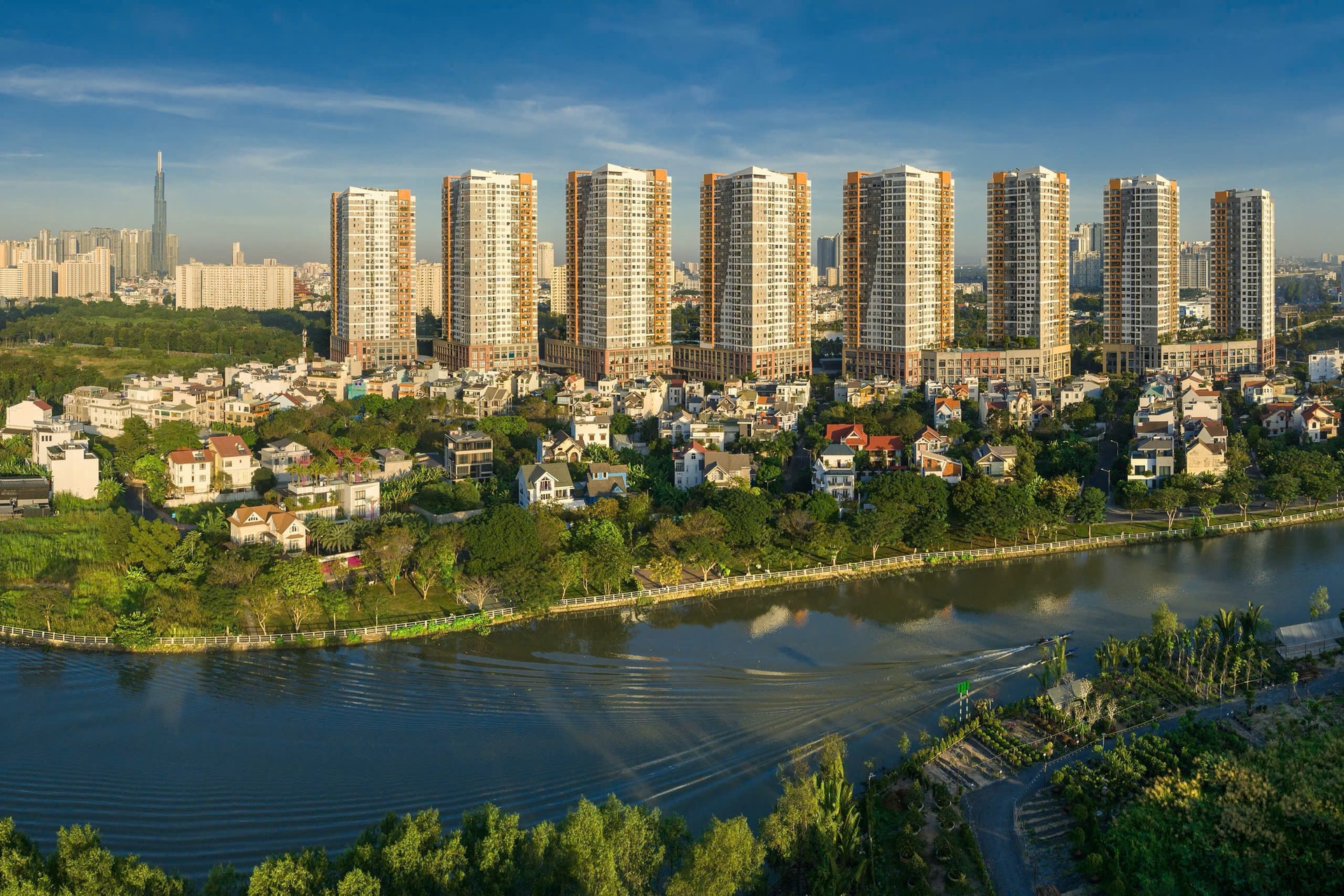 Một góc công viên cạnh dòng sông thuộc Khu dân cư Văn Minh mang lại không gian xanh mát cho khu vực