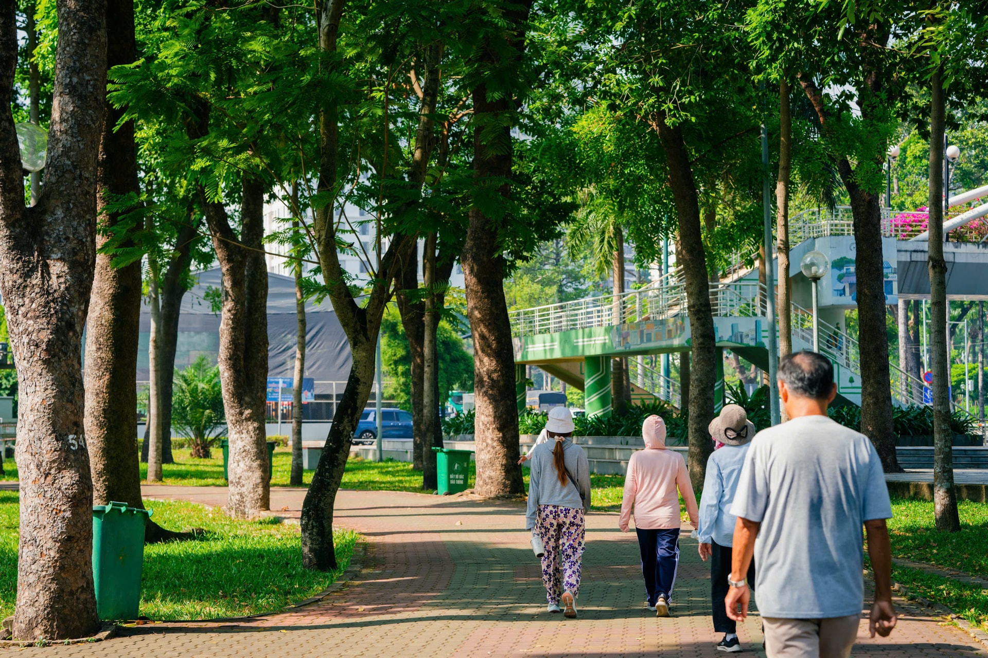 Người dân đi bộ hít không khí trong lành ở công viên Hoàng Văn Thụ. Ảnh Nguyễn Đạt.
