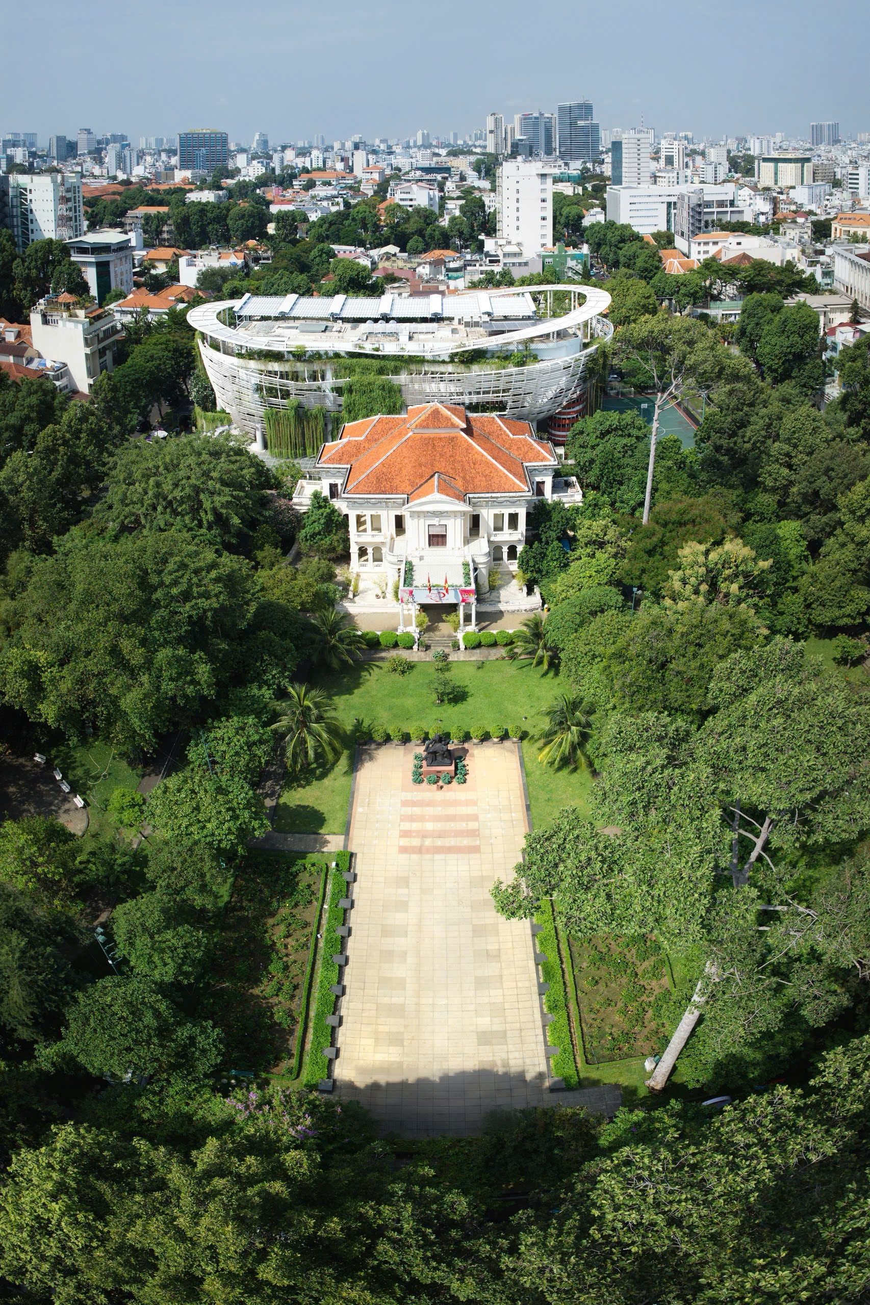 Nhà thiếu nhi TPHCM được trồng cây xanh khắp nơi xung quanh và trên các tầng, tạo điểm nhấn nổi bật cho công trình