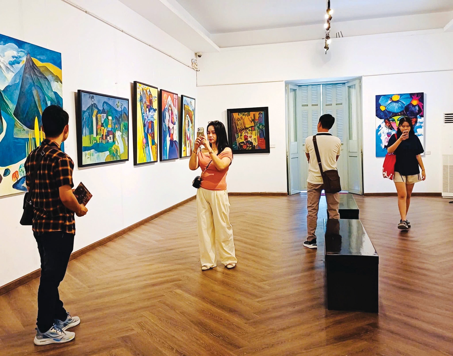 Nhiều bạn trẻ đến thưởng lãm tranh của nữ hoạ sĩ Cao Thị Được