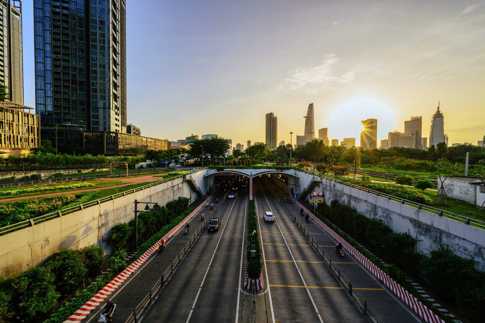 Nóc hầm sông Sài Gòn nhìn từ trên cao được phủ xanh đẹp mắt.