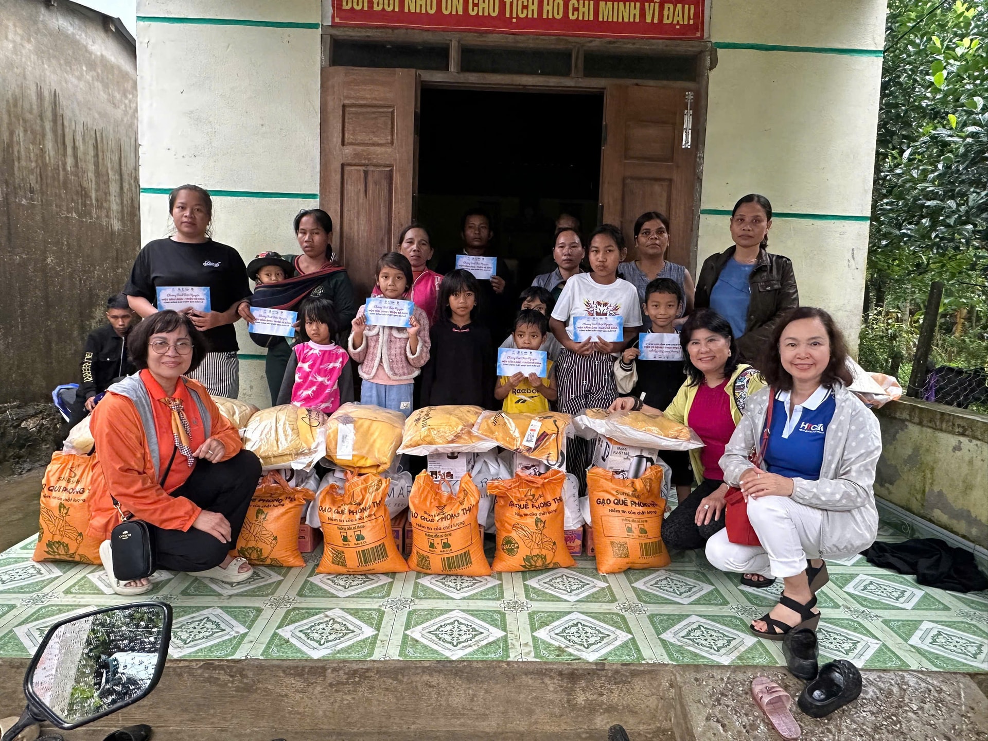 Hội đến tặng quà cho các gia đình bị lũ lụt ở Quảng Nam.