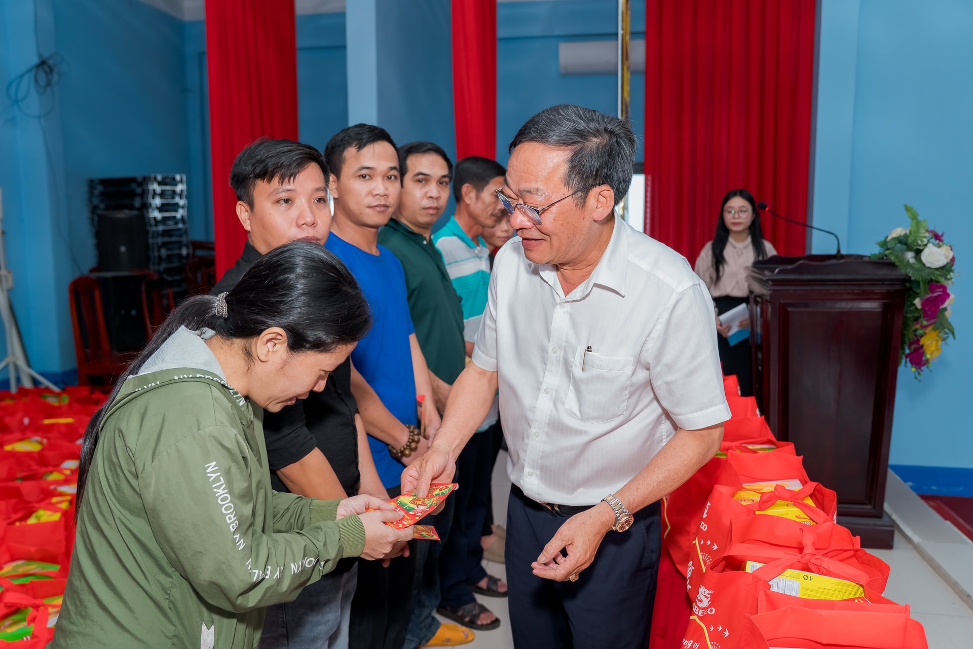 Đại diện SABECO trao phong bao lì xì cho người dân khó khăn ở khu vực Bình Dương cũ