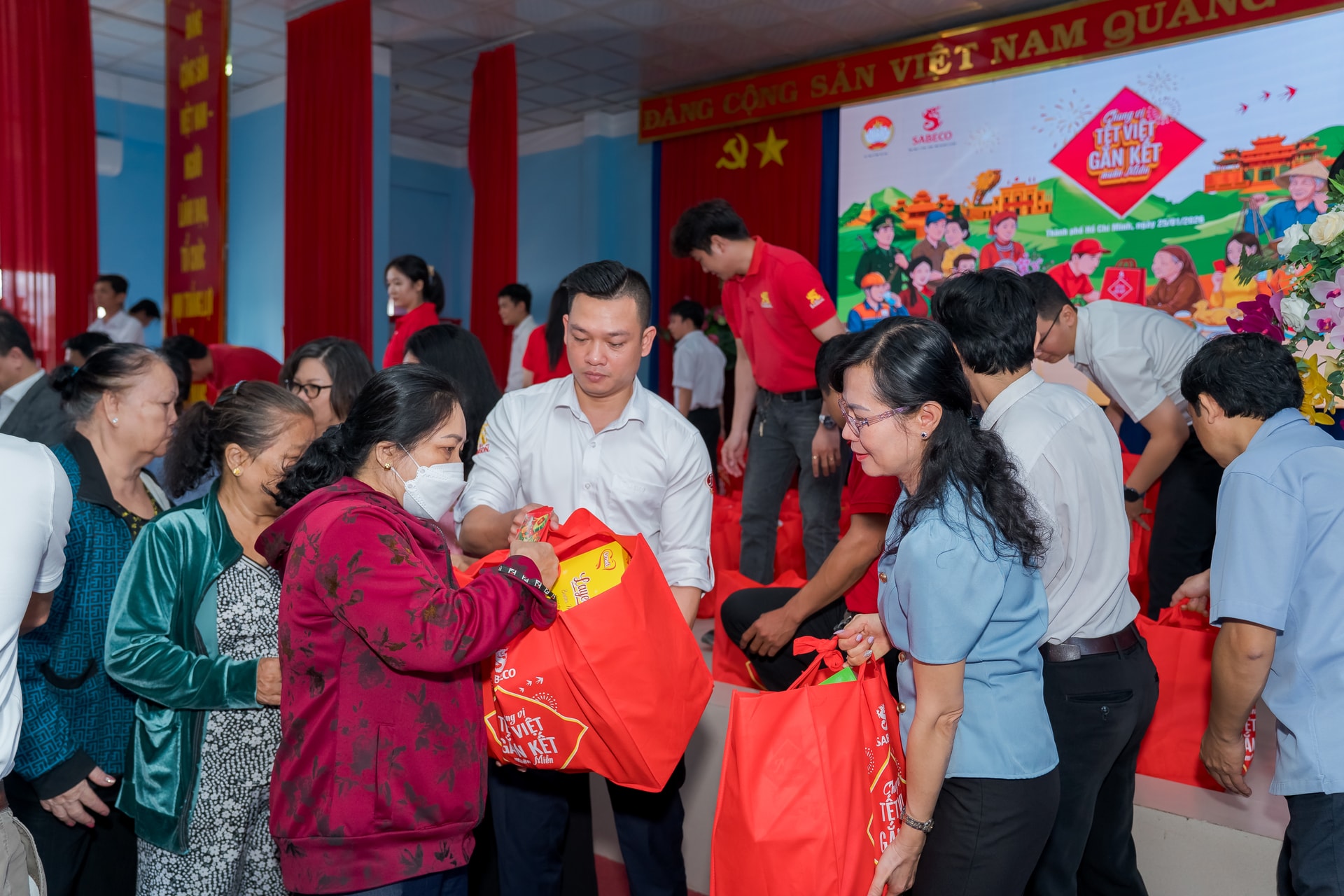 Người dân vui mừng nhận quà Tết từ SABECO và lãnh đạo địa phương