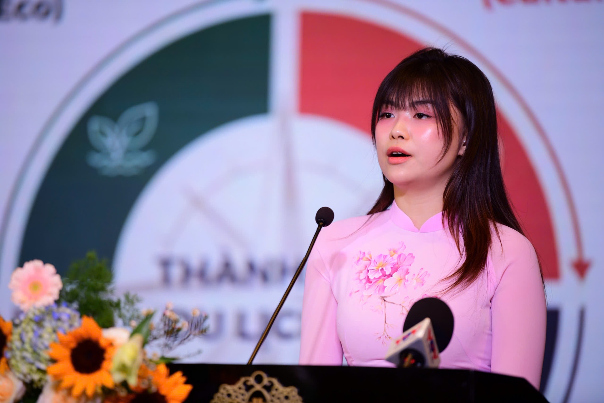 Bà Nguyễn Cẩm Tú - Giám đốc Trung tâm Xúc tiến Du lịch (Sở Du lịch TP.HCM) chia sẻ tham luận Tiềm năng du lịch TP.HCM trong giai đoạn mới, với Cần Giờ là điểm đến tiêu biểu - Ảnh_ QUANG Đ