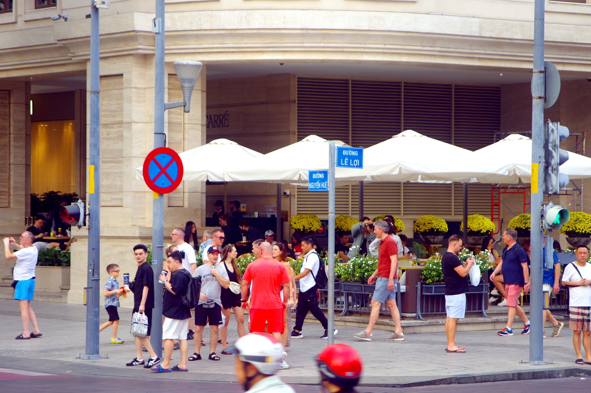 Rất đông du khách đi dạo, mua sắm, thưởng thức cà phê ở tuyến trung tâm Lê Lợi - Nguyễn Huệ. Những chậu cúc vàng được trưng bày tạo điểm nhấn đậm chất Xuân cho quán.