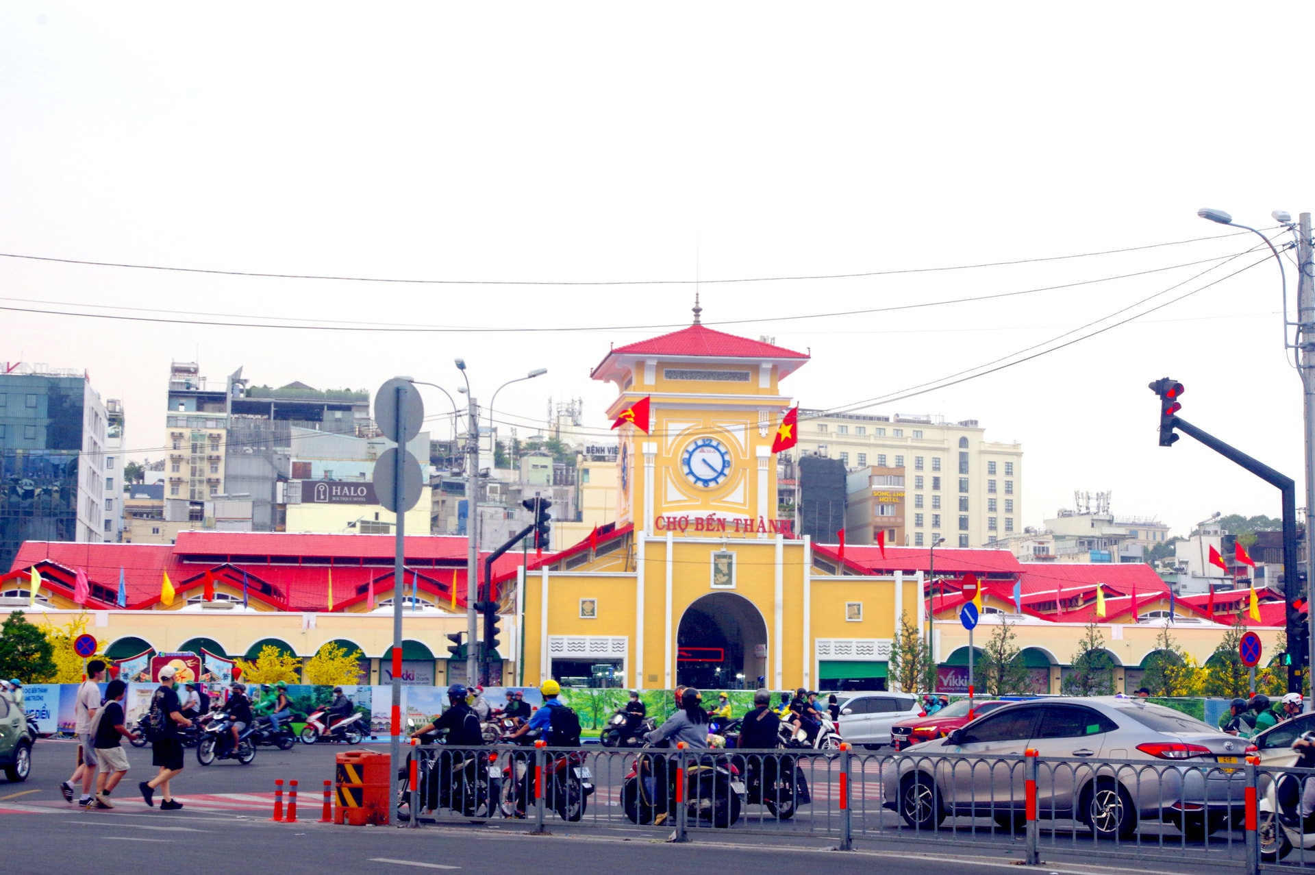 Khuôn viên trước chợ Bến Thành đang được trang trí hàng mai vàng rực rỡ gây sự chú ý của đông đảo du khách.