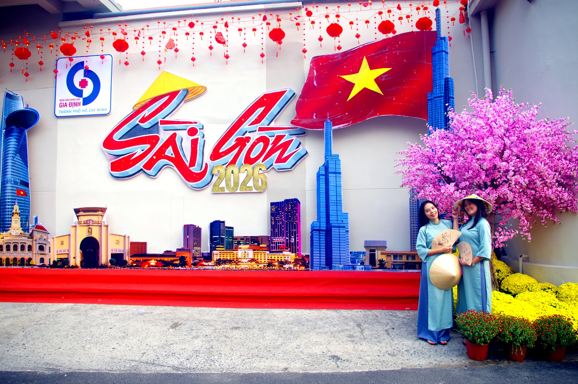 Các bạn trẻ mặc áo dài check in tại tiểu cảnh trươ bệnh viện Nhân dân Gia Định (phường Bến Thành).