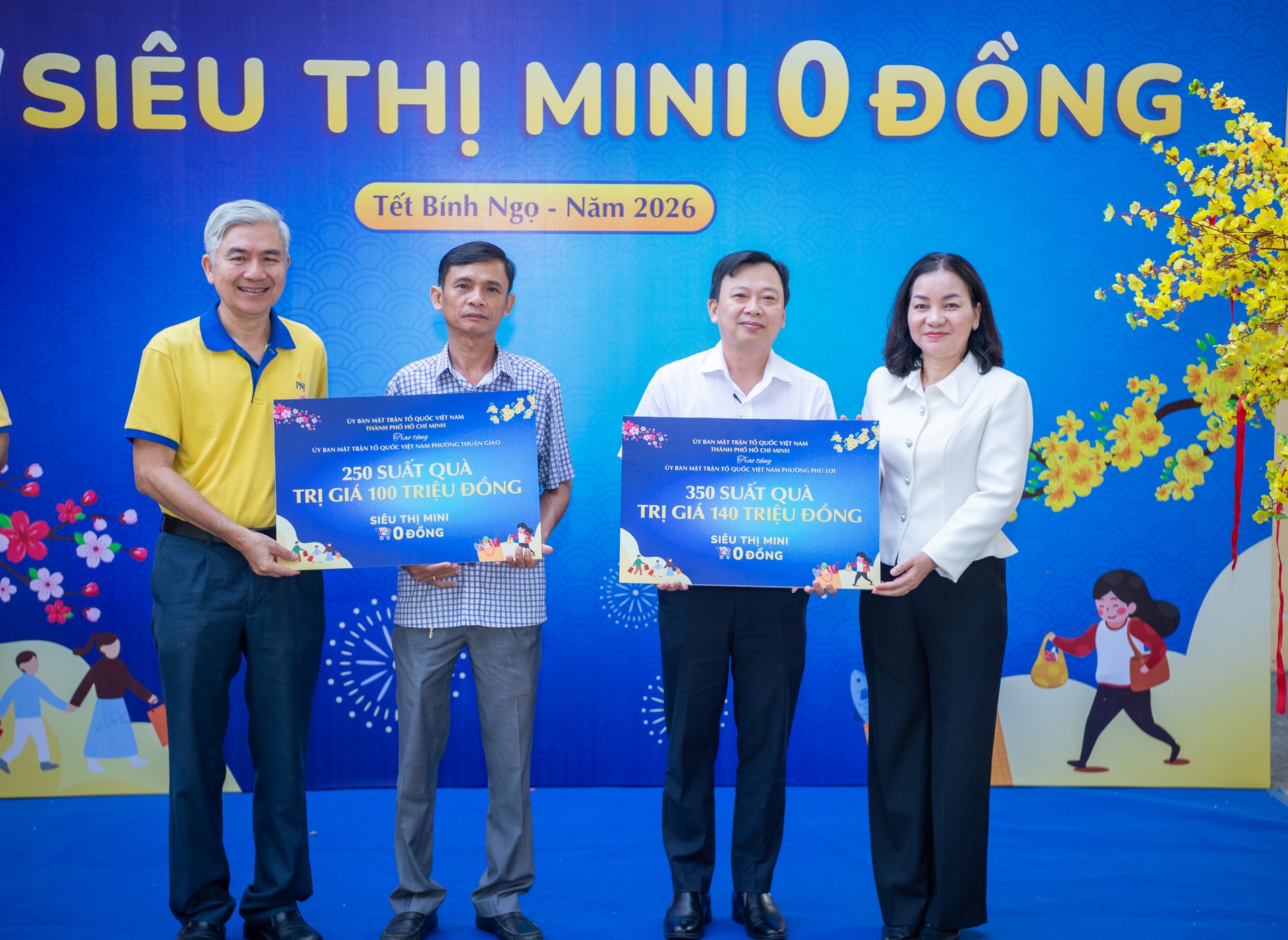 Ban Tổ chức trao các suất quà siêu thị mini 0 đồng tại phường Phú Lợi và phường Thuận Giao