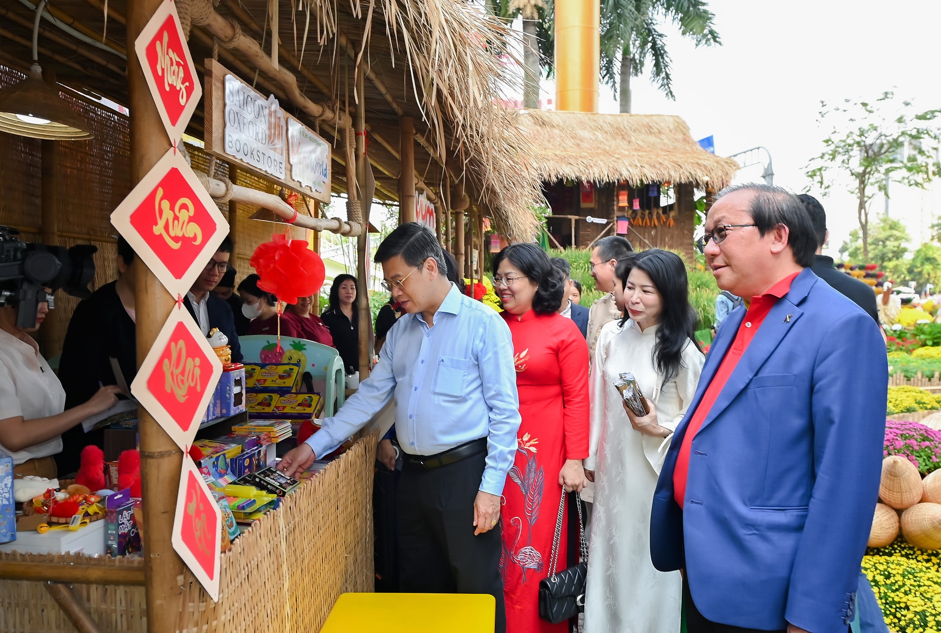 Lãnh đạo Thành phố và các đại biểu tham quan Đường hoa Xuân phường Tân Sơn Hòa