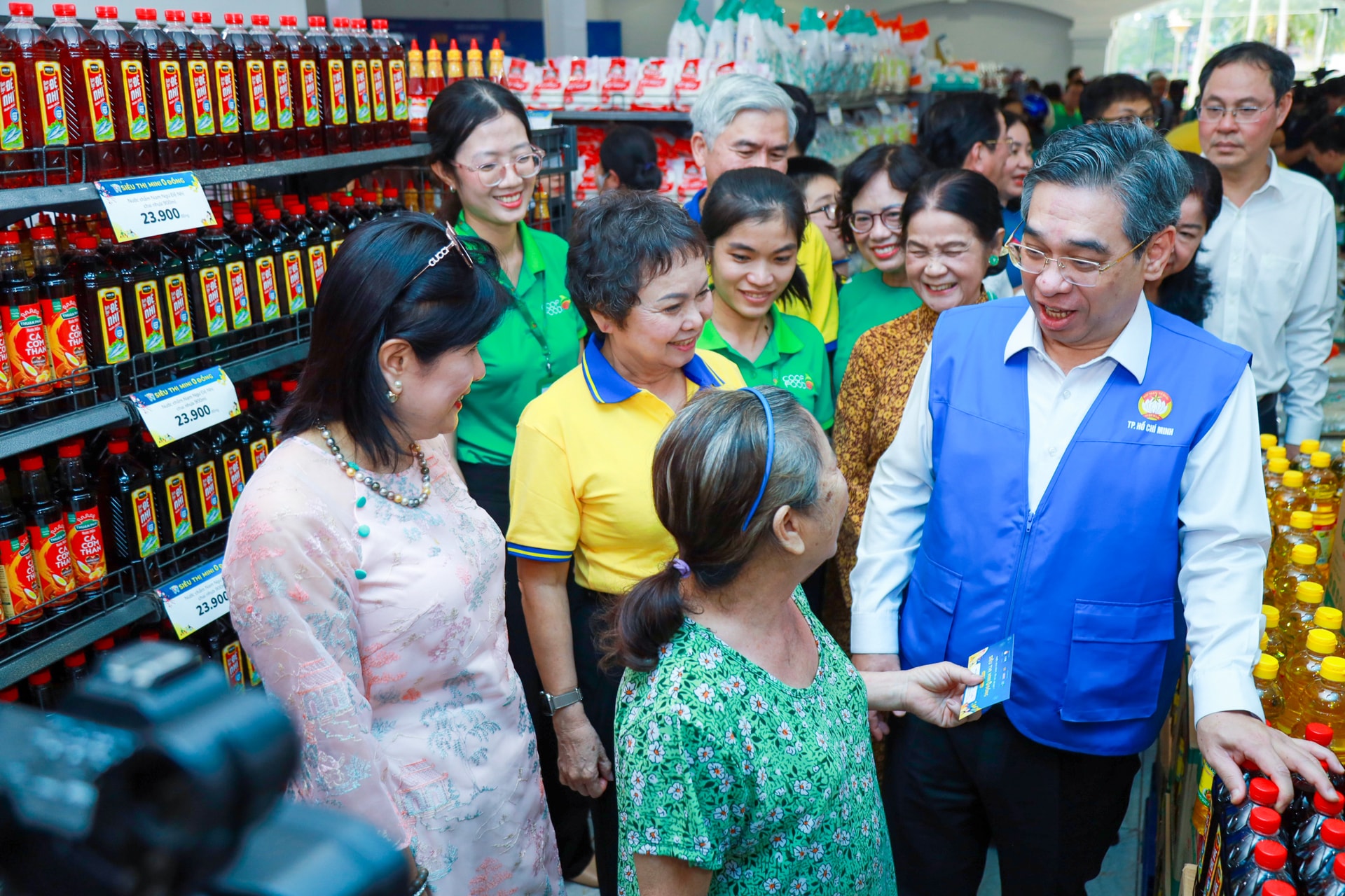 Ông Nguyễn Phước Lộc - Chủ tịch UB MTTQ TP.HCM (áo xanh dương) có mặt tại siêu thị mini 0 đồng