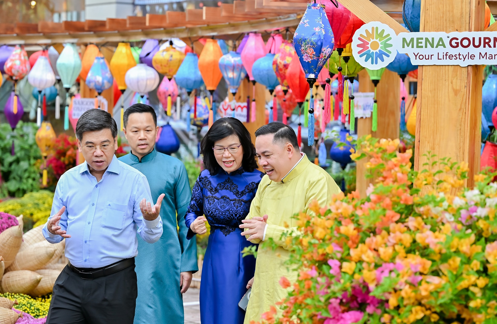 Phó Chủ tịch UBND TP.HCM Nguyễn Văn Dũng cùng các đại biểu tham quan đường hoa