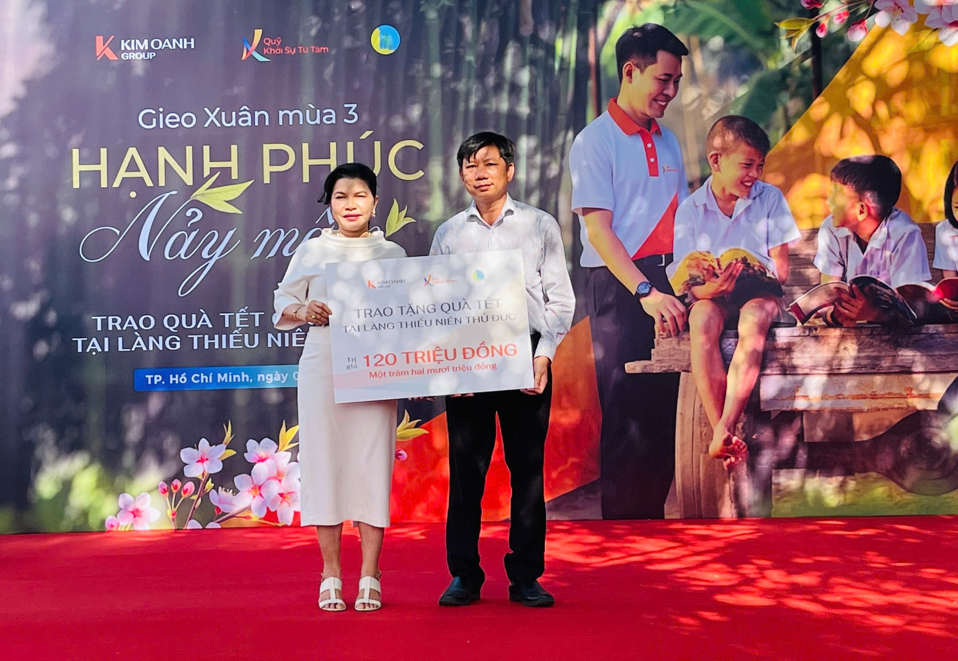 Bà Kim Oanh - Chủ tịch Quỹ Từ Thiện Từ Tâm trao quà cho đại diện Làng Thiếu Niên Thủ Đức.