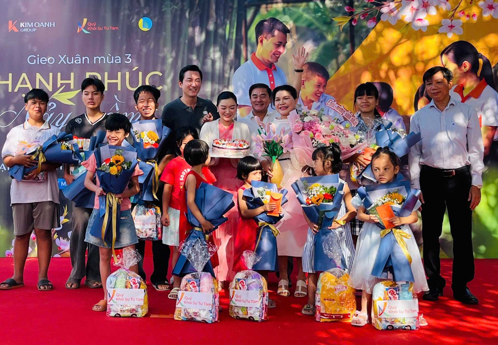 Sau khi trao quà cho các bé tại Làng Thiếu Niên Thủ Đức, bà Kim Oanh nhận hoa và bánh mừng sinh nhật ngay tại sân khấu cùng sự chúc mừng của các con.