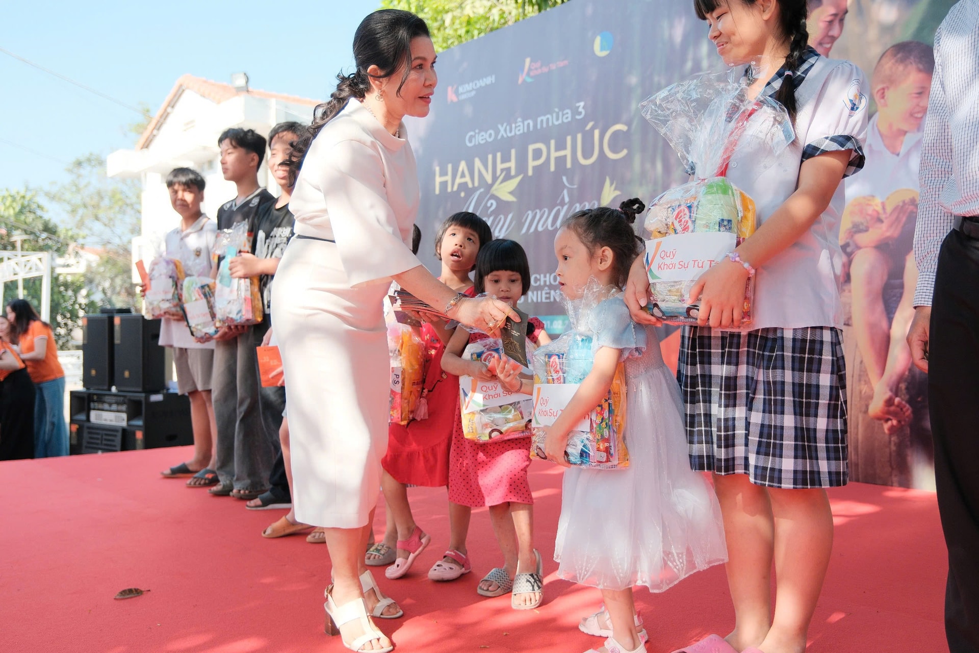 Bà Kim Oanh ân cần trao từng món quà và bao lì xì mừng tuổi cho các bé tại Làng Thiếu niên Thủ Đức sáng ngày 1/2/2026.