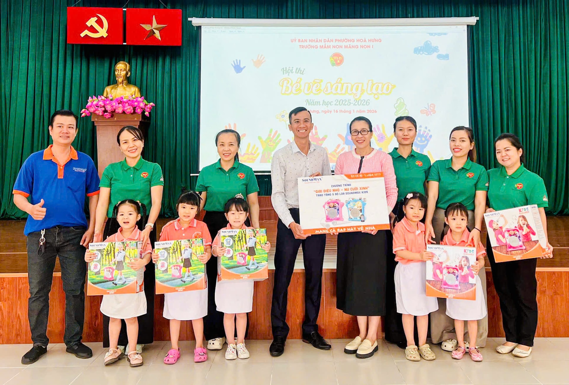 Ban tổ chức tặng 5 bộ loa cho trường Mầm non 1 (Phường Hòa Hưng)