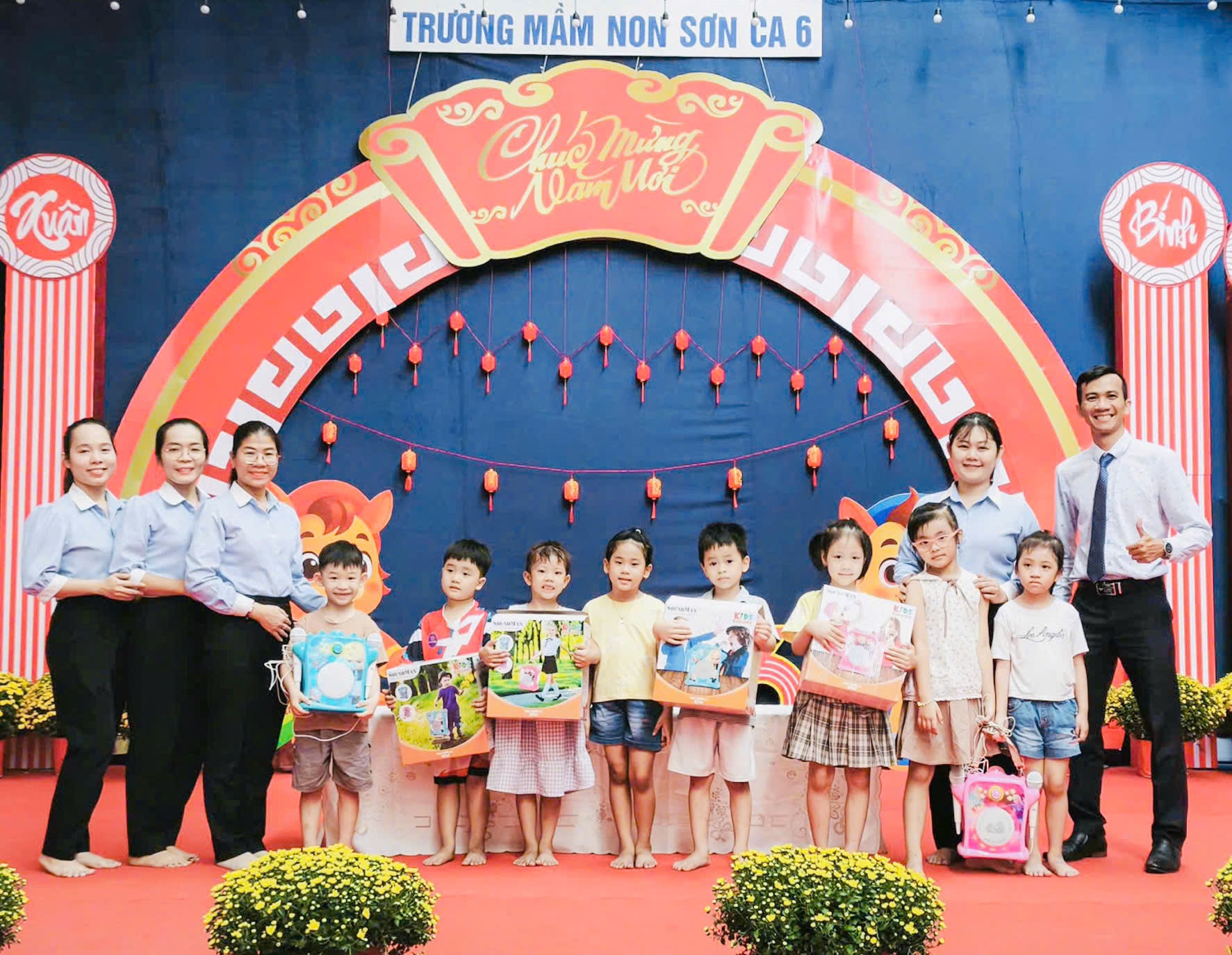 Đại diện công ty Trần Gia trao tặng loa cho trường Màm non Sơn Ca 6