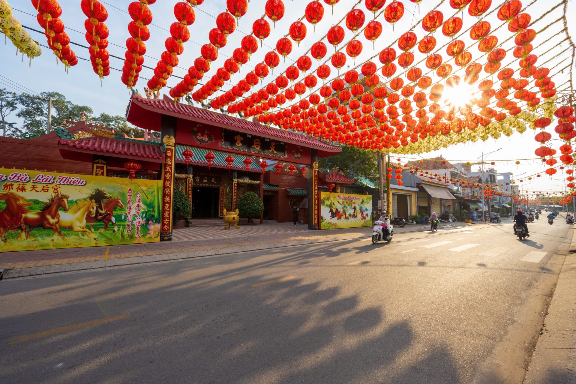 Giữ gìn bản sắc trong phát triển Sắc đỏ rực rỡ của ngày Tết tại các không gian văn hóa Bình Dương, sợi dây kết nối tinh thần cộng đồng trong dòng chảy công nghiệp