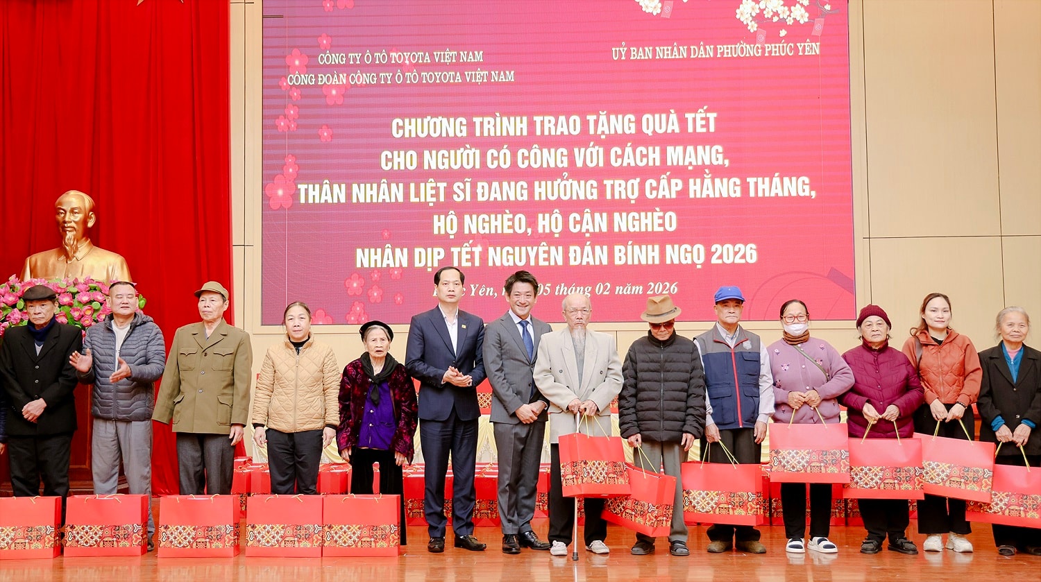 Lễ trao tặng quà Tết cho các gia đình có người có công với cách mạng và các gia đình có hoàn cảnh đặc biệt (3)