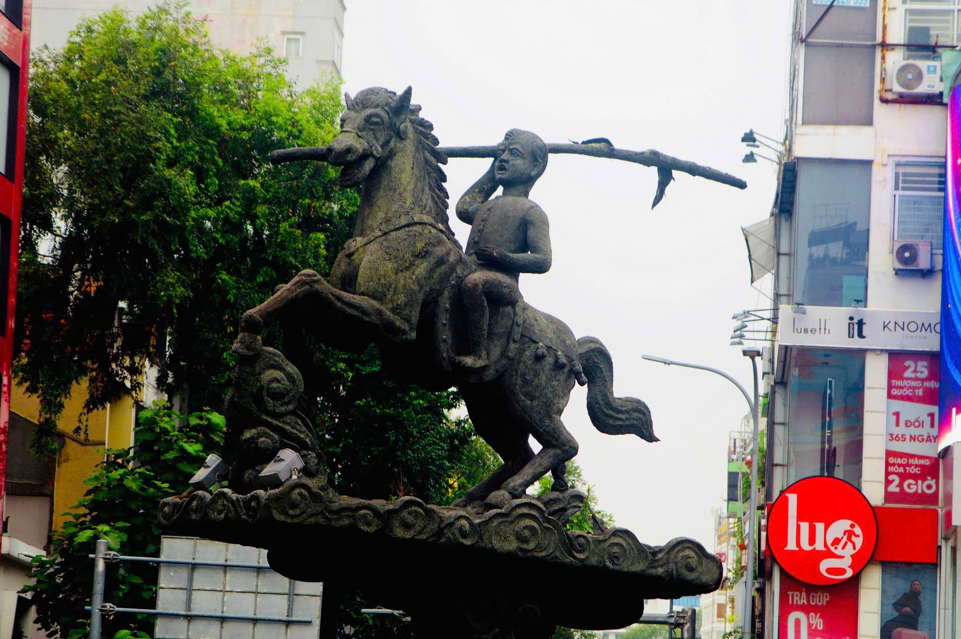 Tượng Phù Đổng Thiên Vương