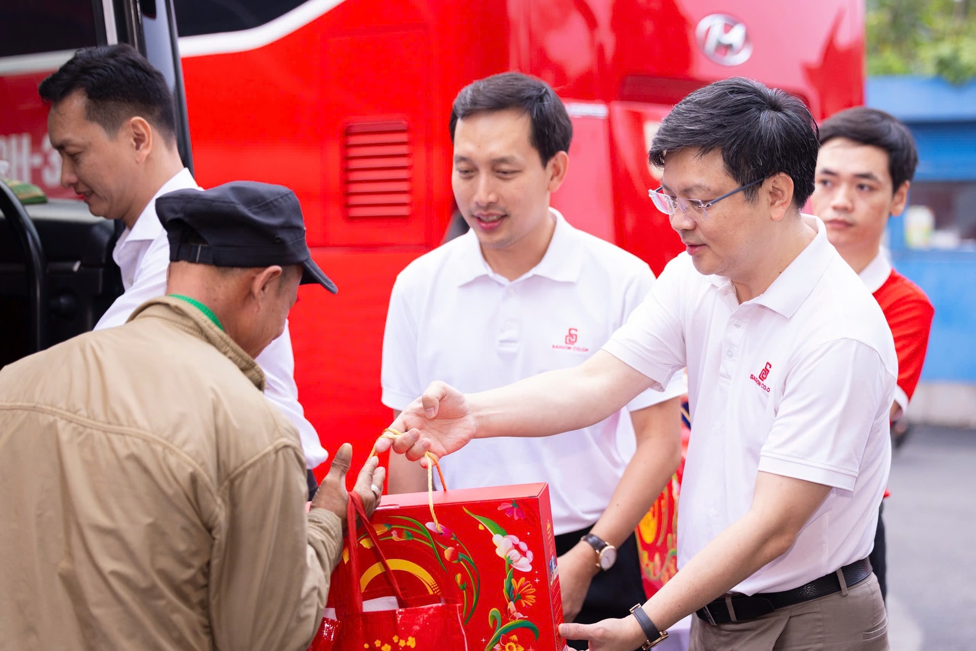 Ông Phạm Trung Kiên - Tổng Giám đốc Saigon Co.op trao quà Tết cho hành khách trước khi khởi hành về quê
