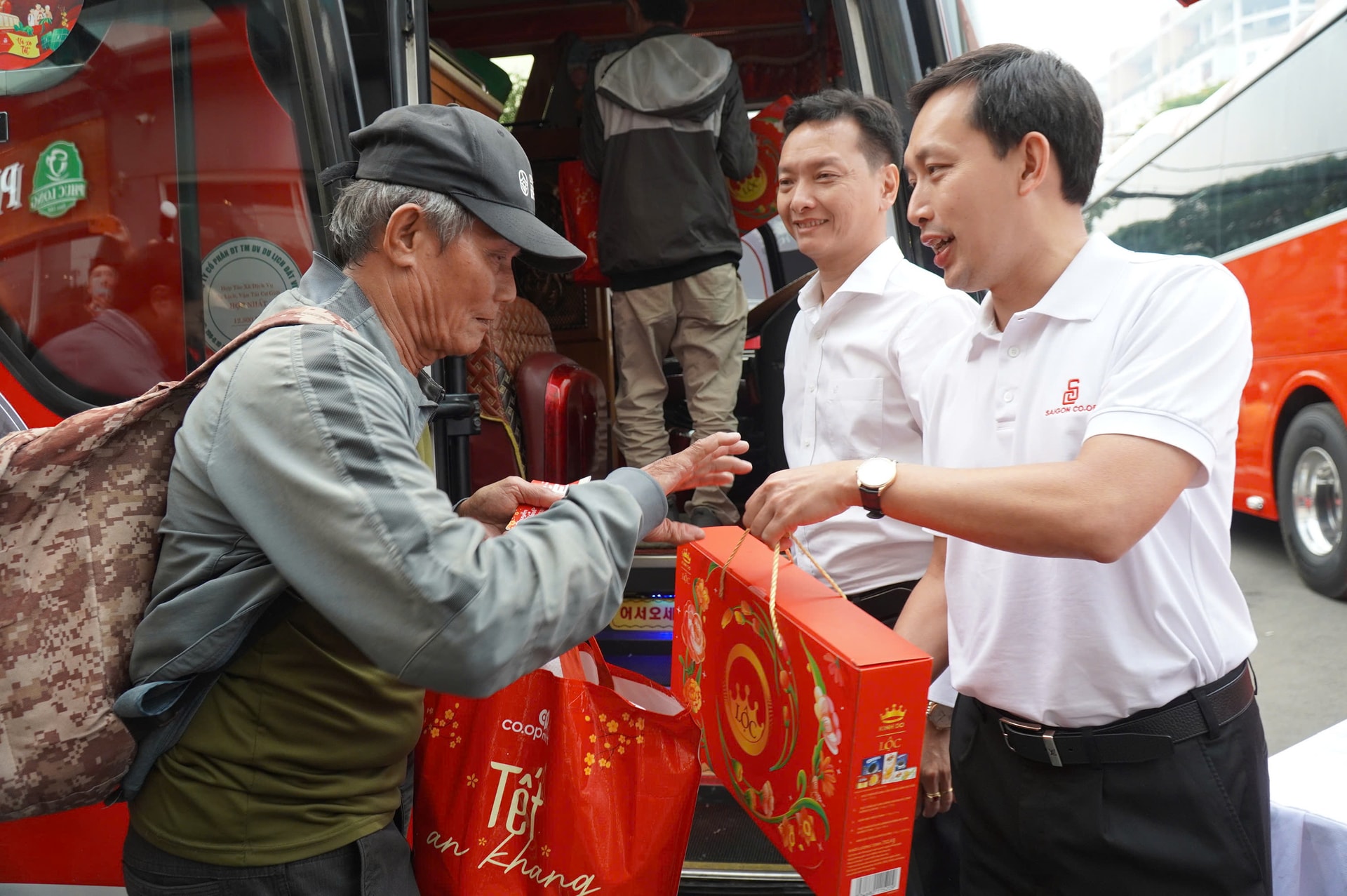Ông Vũ Anh Khoa - Chủ tịch HĐQT gửi lời chúc và quà Tết đến bà con trước khi khởi hành
