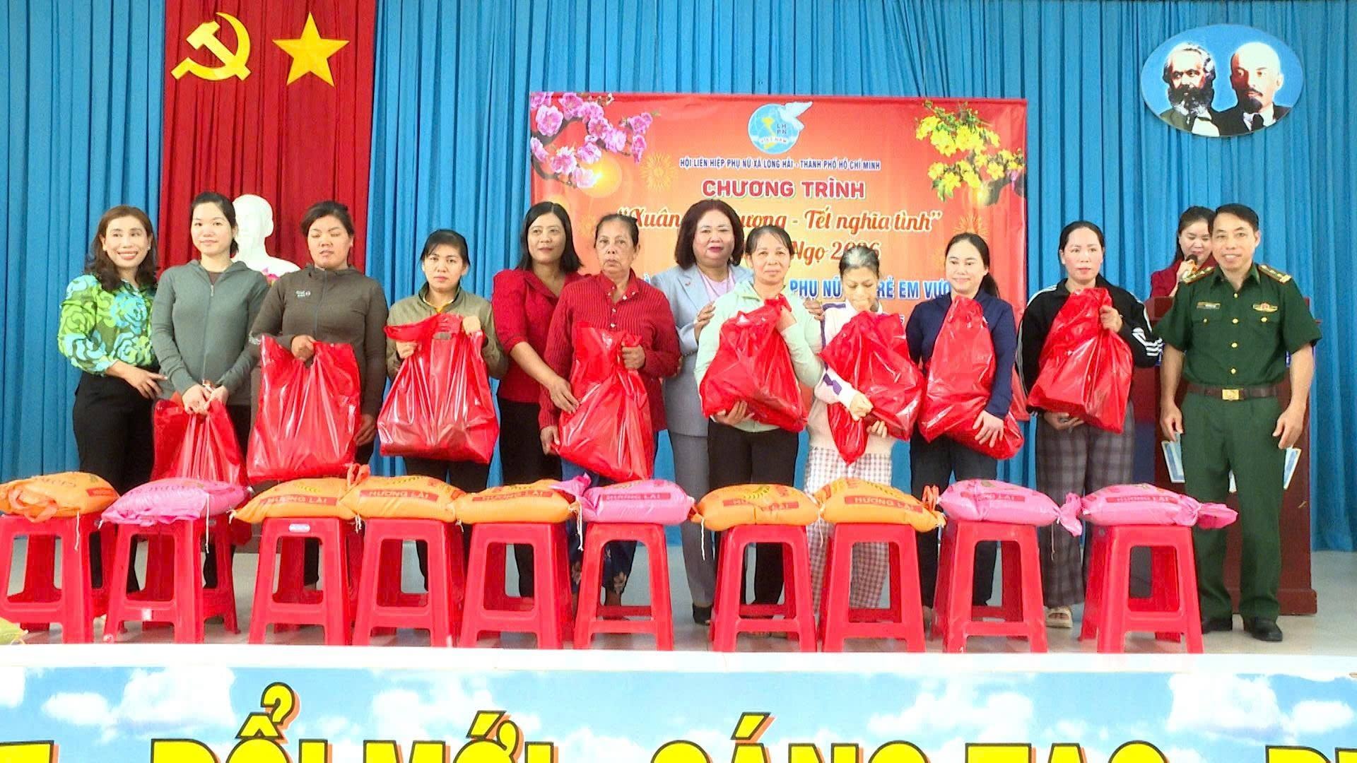 Bà Nguyễn Thị Thu Hương tặng quà cho phụ nữ và trẻ em khó khăn trong chương trình “Xuân yêu thương - Tết nghĩa tình” phối hợp cùng Hội Liên hiệp Phụ nữ xã Long Hải