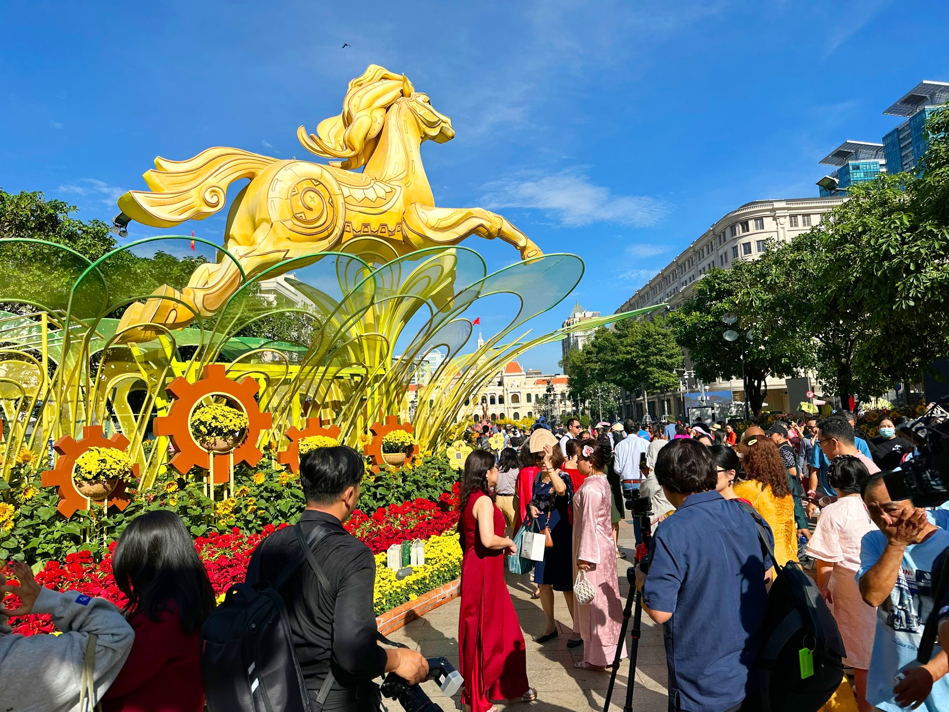 5. Đường hoa Nguyễn Huệ