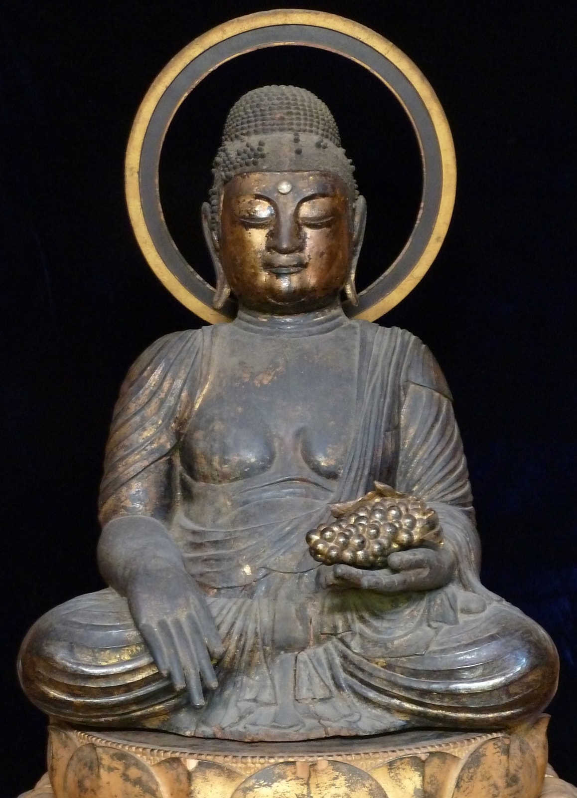 Tôn tượng Đức Phật Dược Sư tay cầm chùm nho - duy nhất tại Nhật Bản